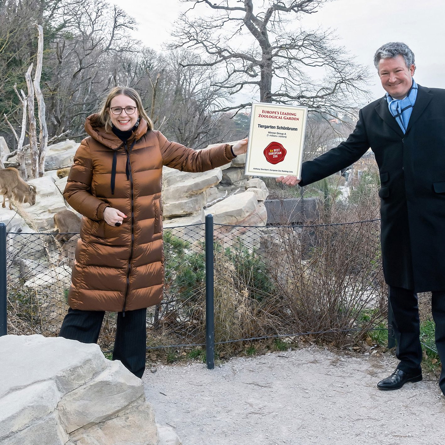 : Eigentümervertreterin und Bundesministerin Margarete Schramböck mit Tiergartendirektor Stephan Hering-Hagenbeck