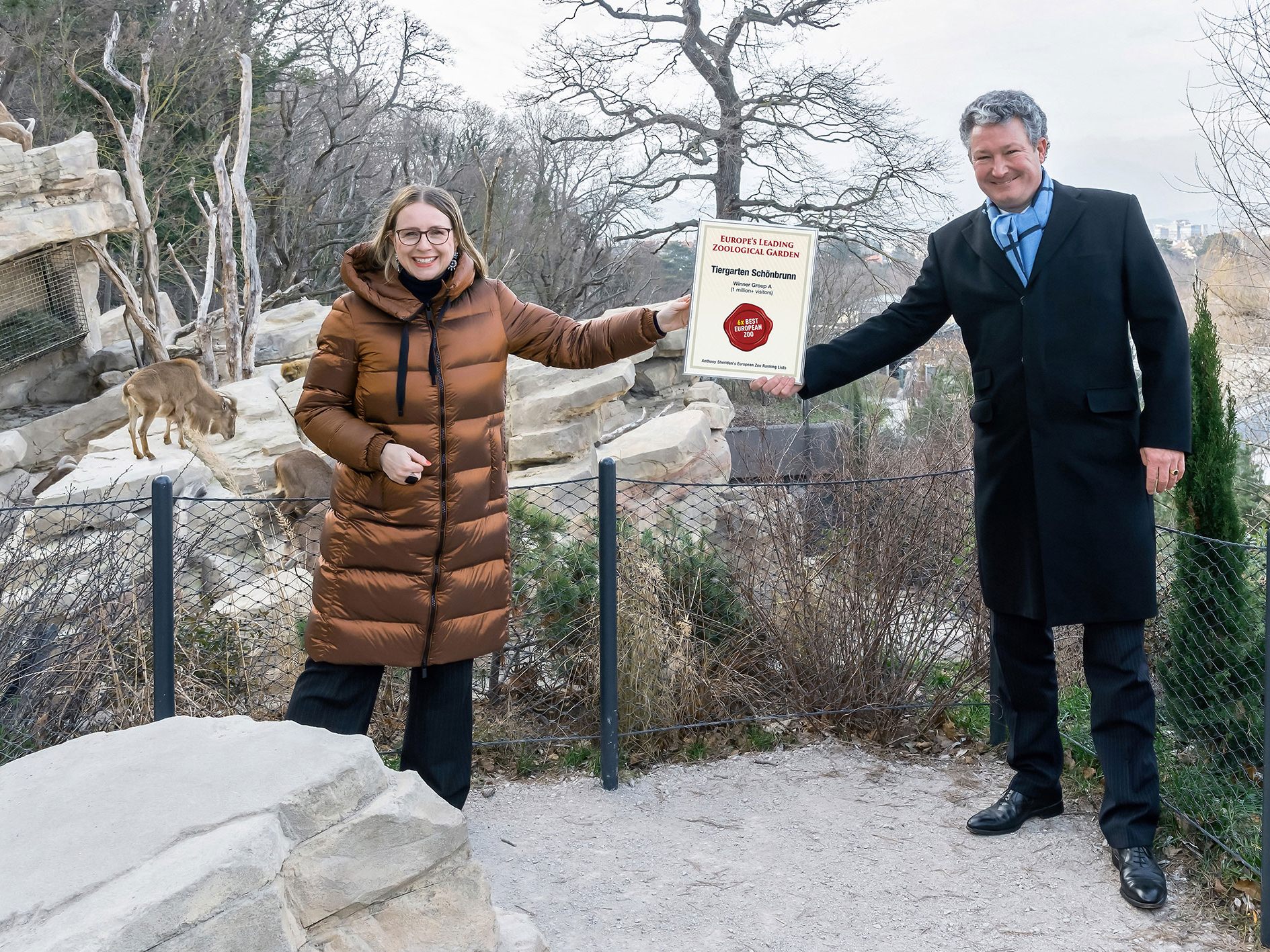 : Eigentümervertreterin und Bundesministerin Margarete Schramböck mit Tiergartendirektor Stephan Hering-Hagenbeck