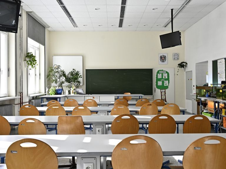 1.900 Schulklassen befinden sich aktuell im Distance Learning 1.900 Schulklassen befinden sich aktuell im Distance Learning