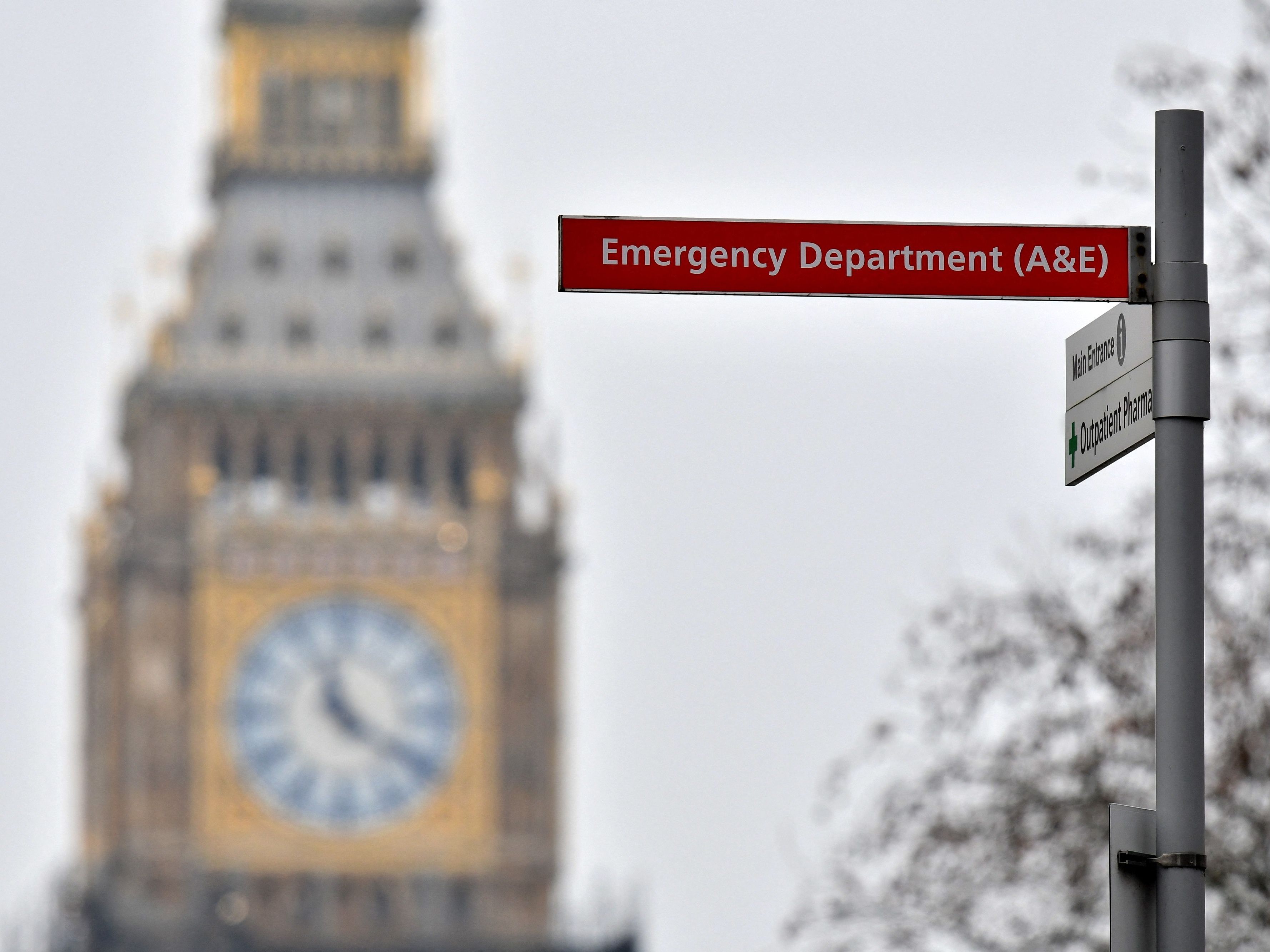 In Großbritannien herrscht wegen der vielen Omikron-Infektionen Personalmangel. In Großbritannien herrscht wegen der vielen Omikron-Infektionen Personalmangel.