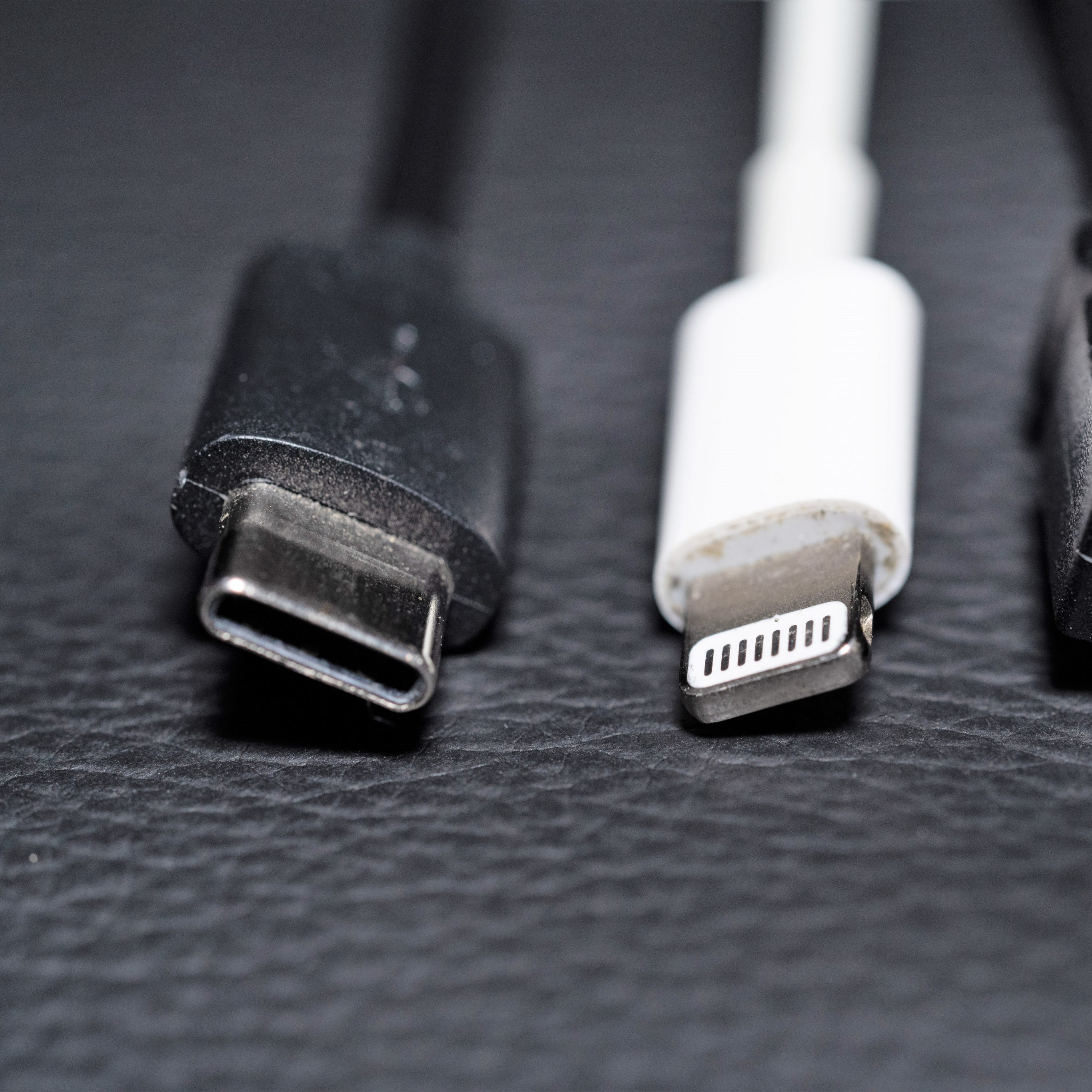 Künftig soll USB-C (ganz links) Standard sein.