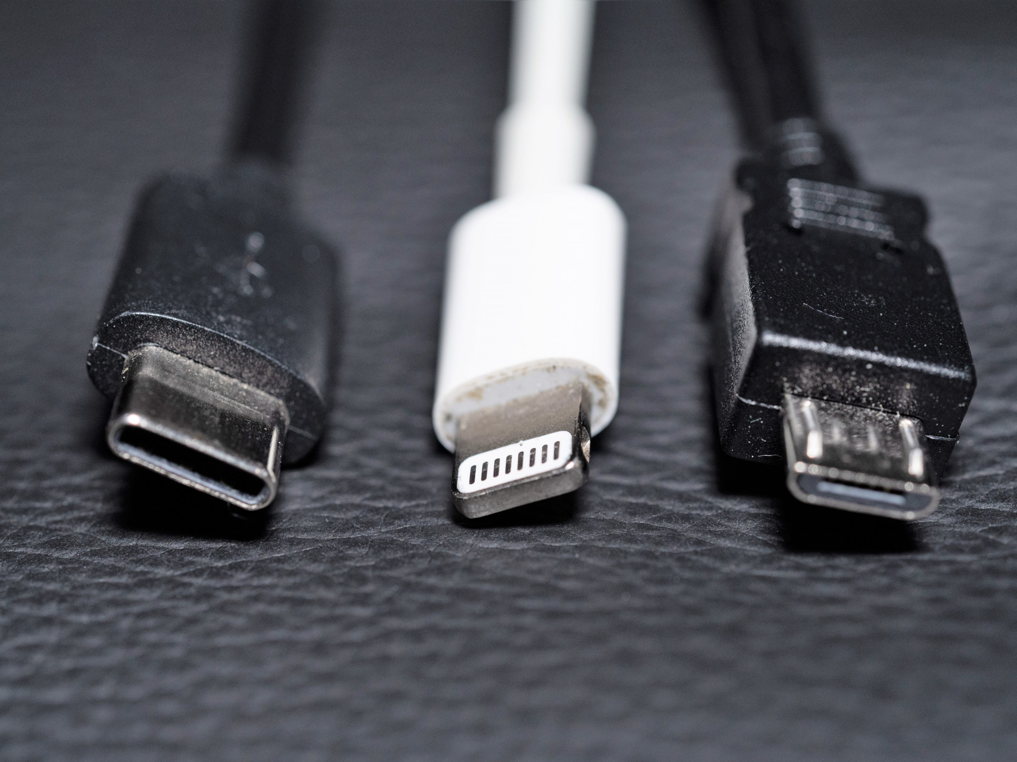 Künftig soll USB-C (ganz links) Standard sein. Künftig soll USB-C (ganz links) Standard sein.