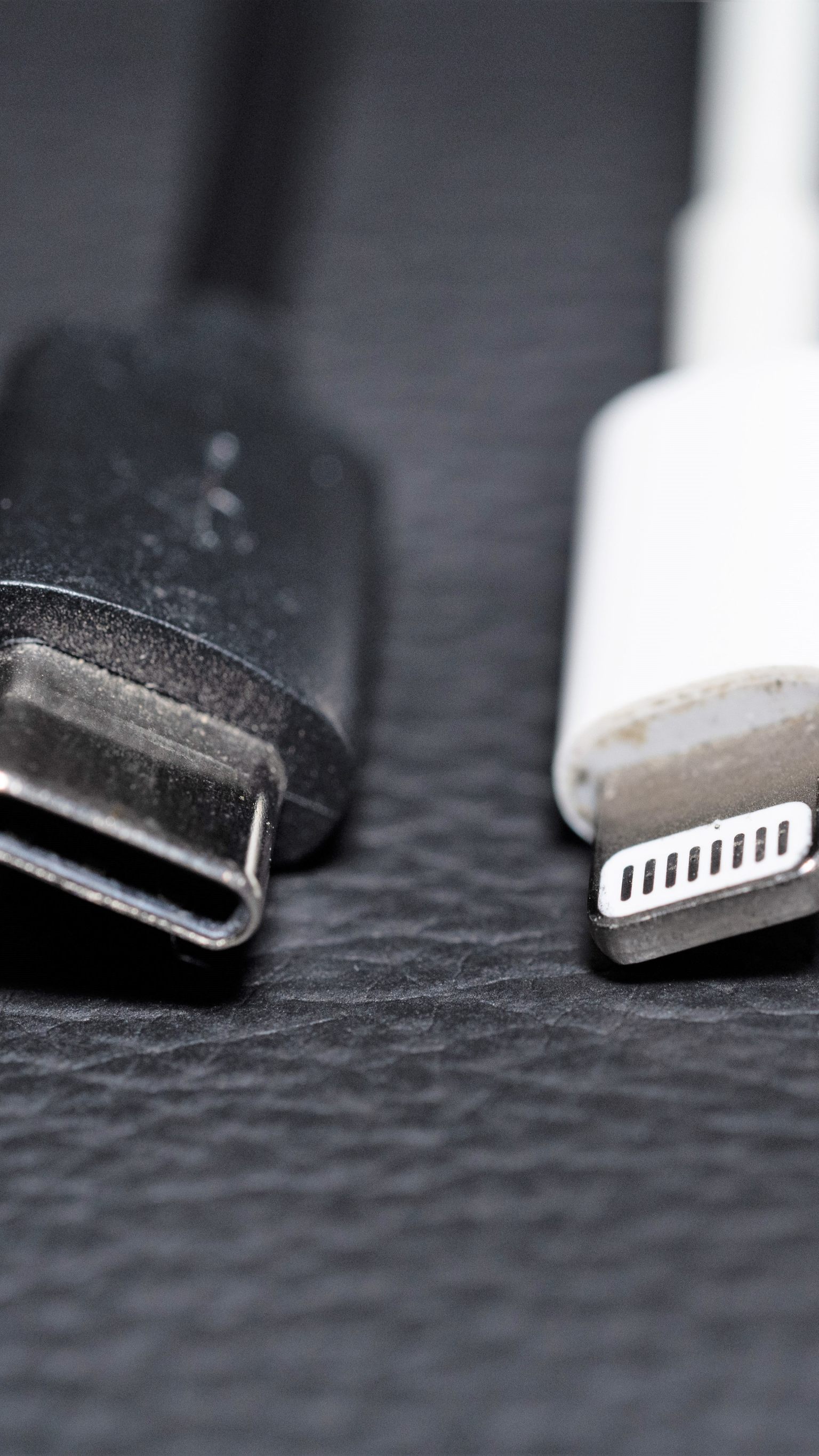 Künftig soll USB-C (ganz links) Standard sein.