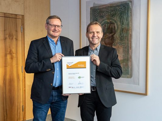 Als Ökoprofit-zertifizierter Betrieb bekennt sich die Sparkasse Bregenz ganz klar zu Umweltschutz, Ressourcenschonung und CO2-Einsparung. v.l. Prok. Volkmar Schöflinger und Bertram Stadelmann Als Ökoprofit-zertifizierter Betrieb bekennt sich die Sparkasse Bregenz ganz klar zu Umweltschutz, Ressourcenschonung und CO2-Einsparung. v.l. Prok. Volkmar Schöflinger und Bertram Stadelmann