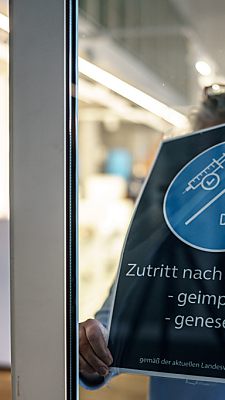 Die 2G-Schilder können im Handel wieder abgenommen werden