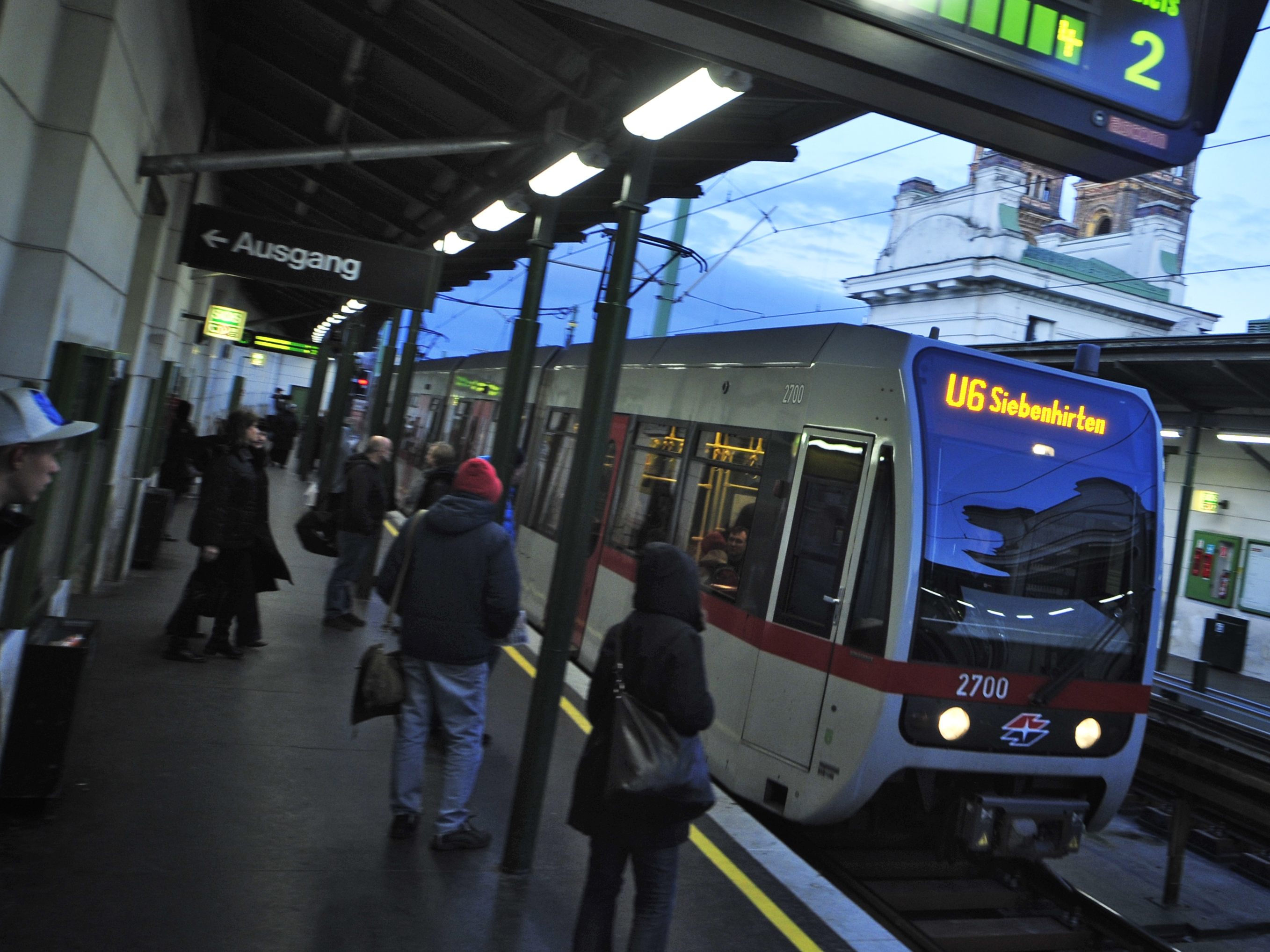Bei der U6-Station Josefstädter Straße entfachte sich ein handfester Streit. Bei der U6-Station Josefstädter Straße entfachte sich ein handfester Streit.