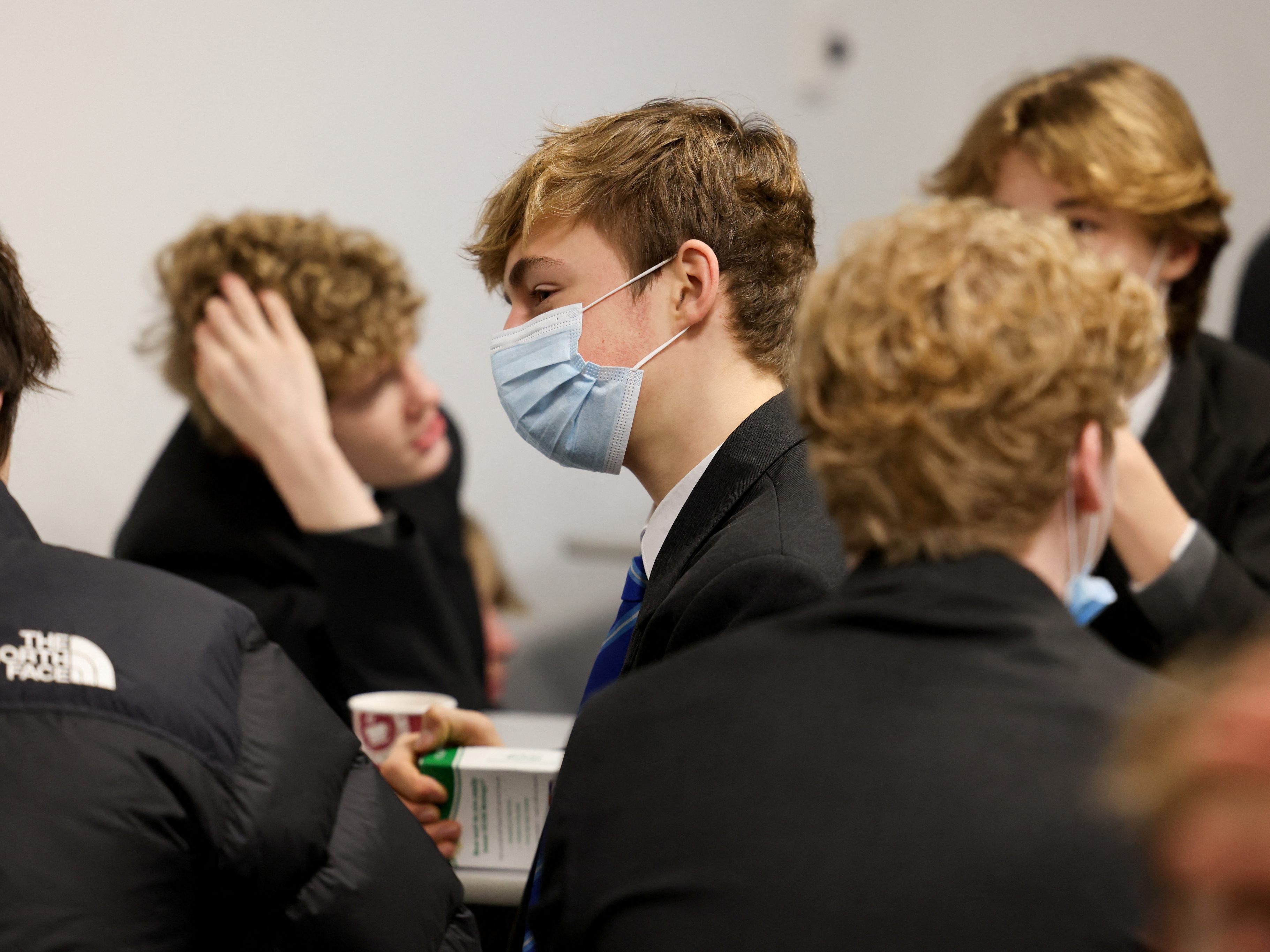 Die Maskenpflicht fällt auch in der Klasse und für Schüler gilt wieder die Präsenzpflicht. Die Maskenpflicht fällt auch in der Klasse und für Schüler gilt wieder die Präsenzpflicht.