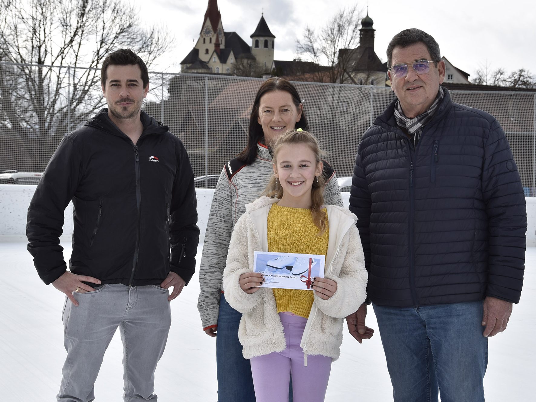 BU: (v.l.) Andreas Wally (Marktgemeinde Rankweil), Silke Unterberger (Eislaufplatz Gastra), Helmut Jenny (Gemeinderat) mit Gewinnerin Kimberly Plagens im Vordergrund