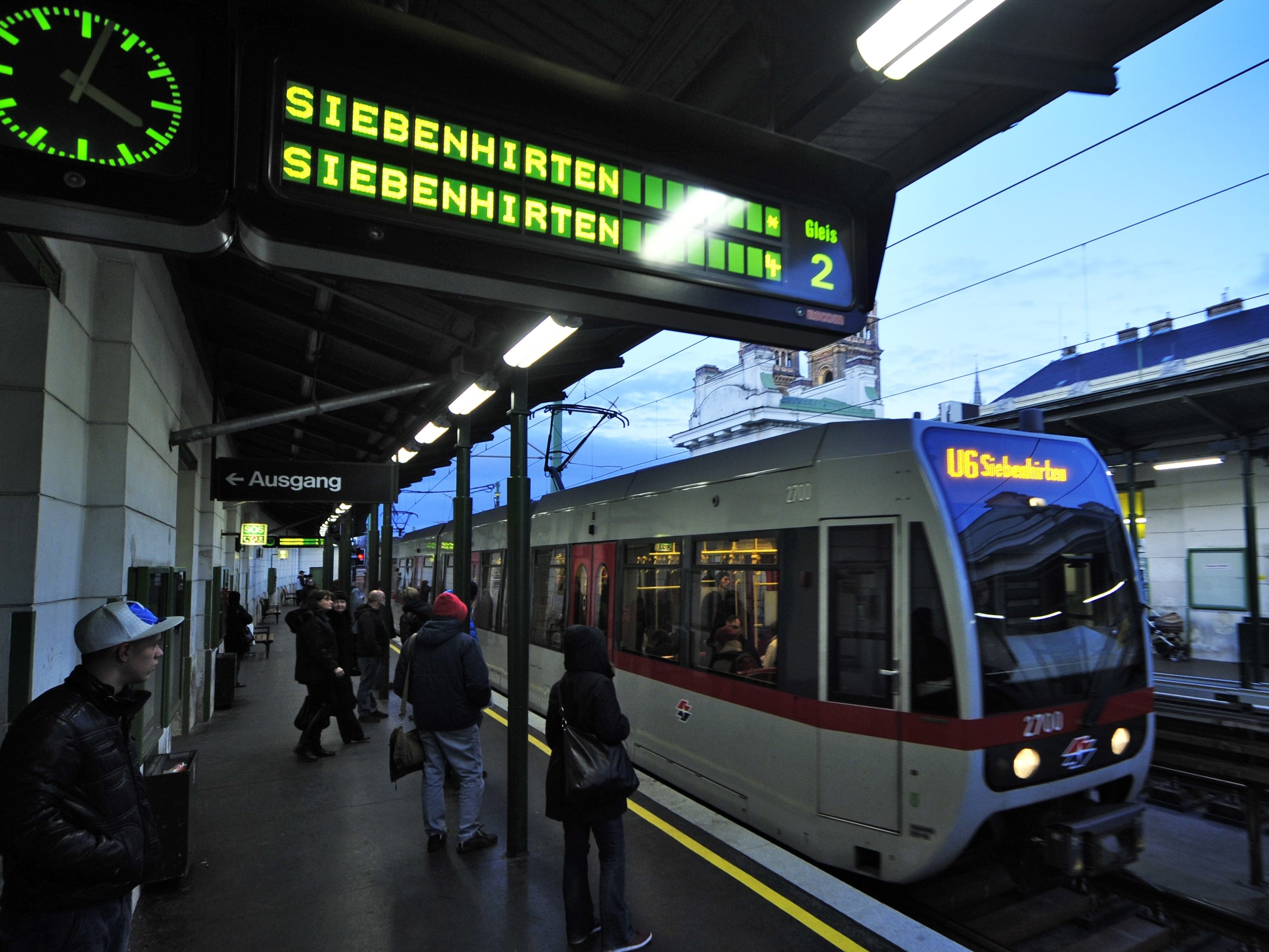 In der Wiener U6 pöbelte ein Mann zwei Frauen mit Kinderwägen an. In der Wiener U6 pöbelte ein Mann zwei Frauen mit Kinderwägen an.