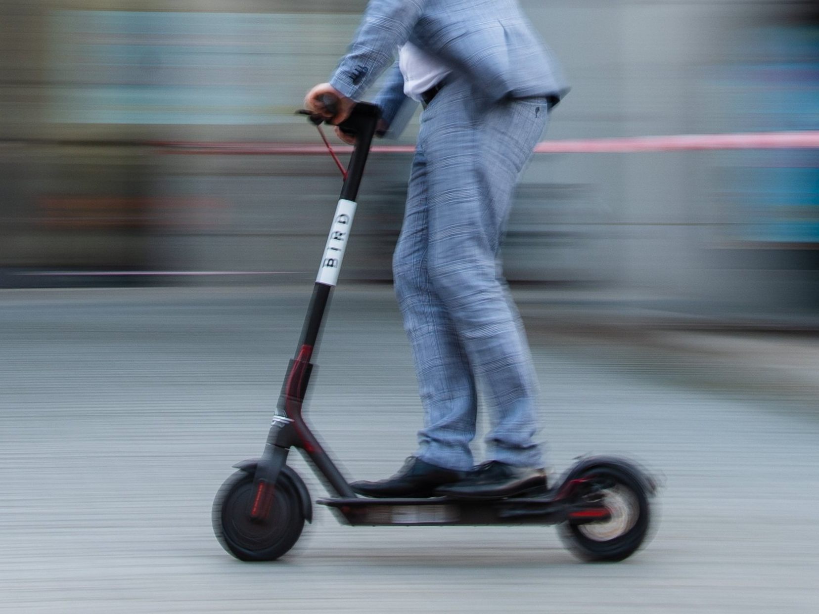 Der E-Scooter-Fahrer wurde bei dem Unfall leicht verletzt.