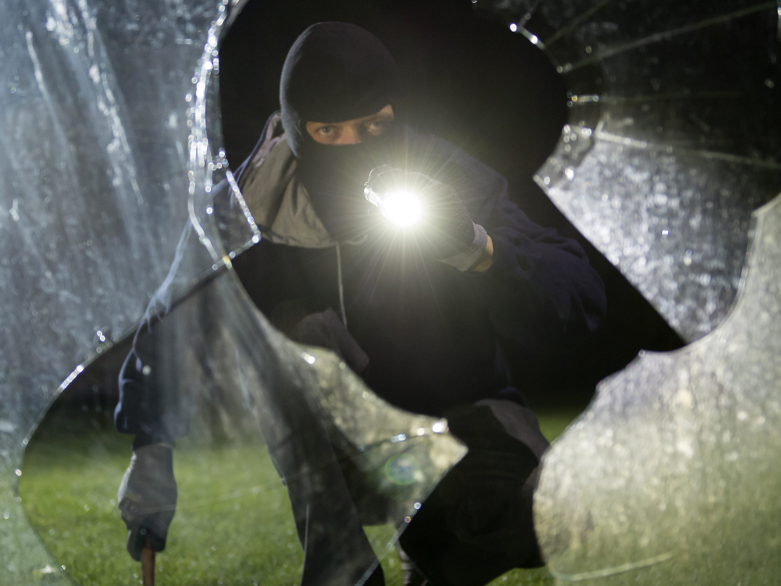 Eine 42-Jährige wurde in ihrem Haus in der Wiener Donaustadt von einem Einbrecher mit dem Messer verletzt. Eine 42-Jährige wurde in ihrem Haus in der Wiener Donaustadt von einem Einbrecher mit dem Messer verletzt.