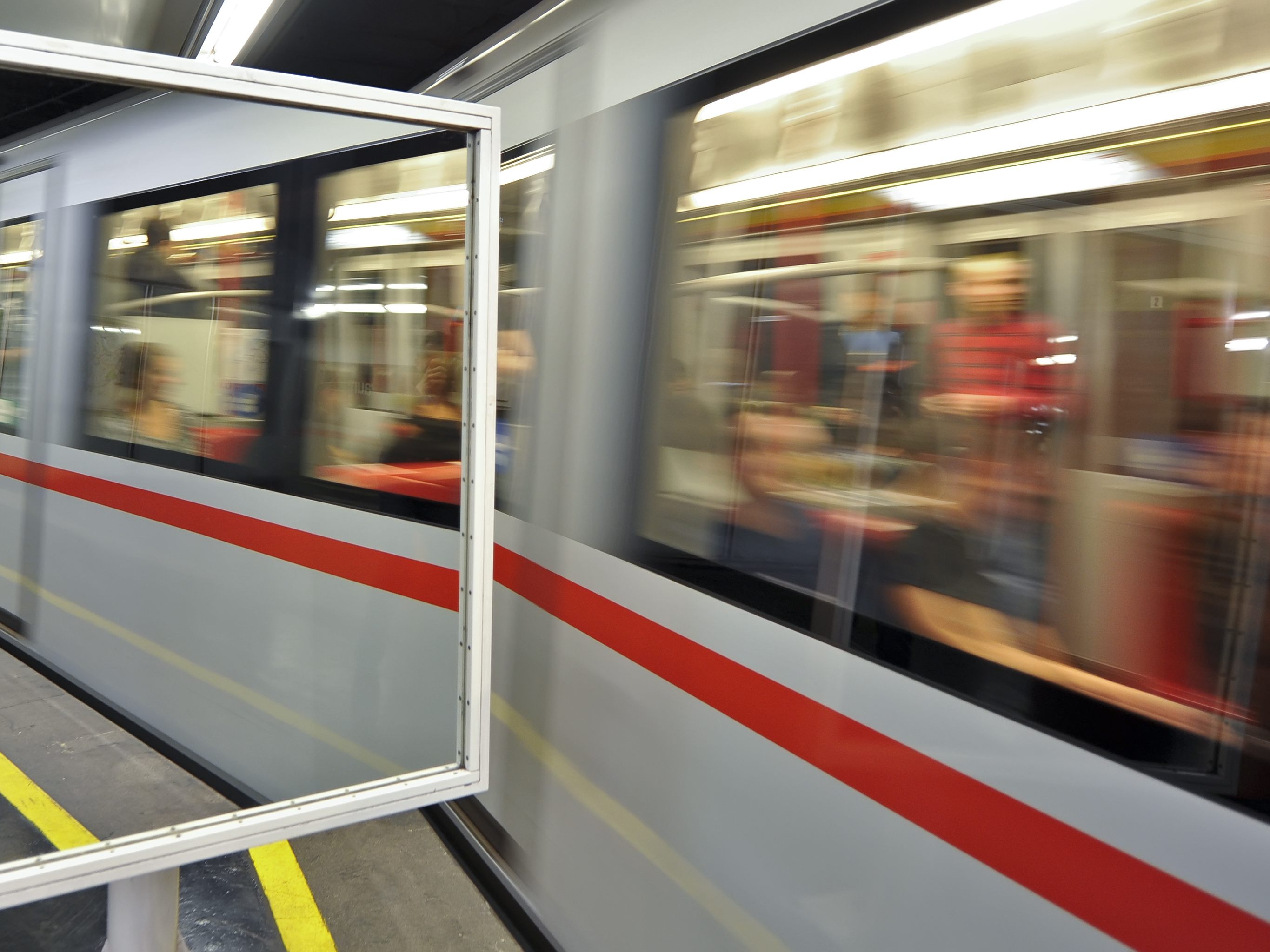 35-Jähriger onanierte in Wiener U-Bahn und belästigte Frau. 35-Jähriger onanierte in Wiener U-Bahn und belästigte Frau.
