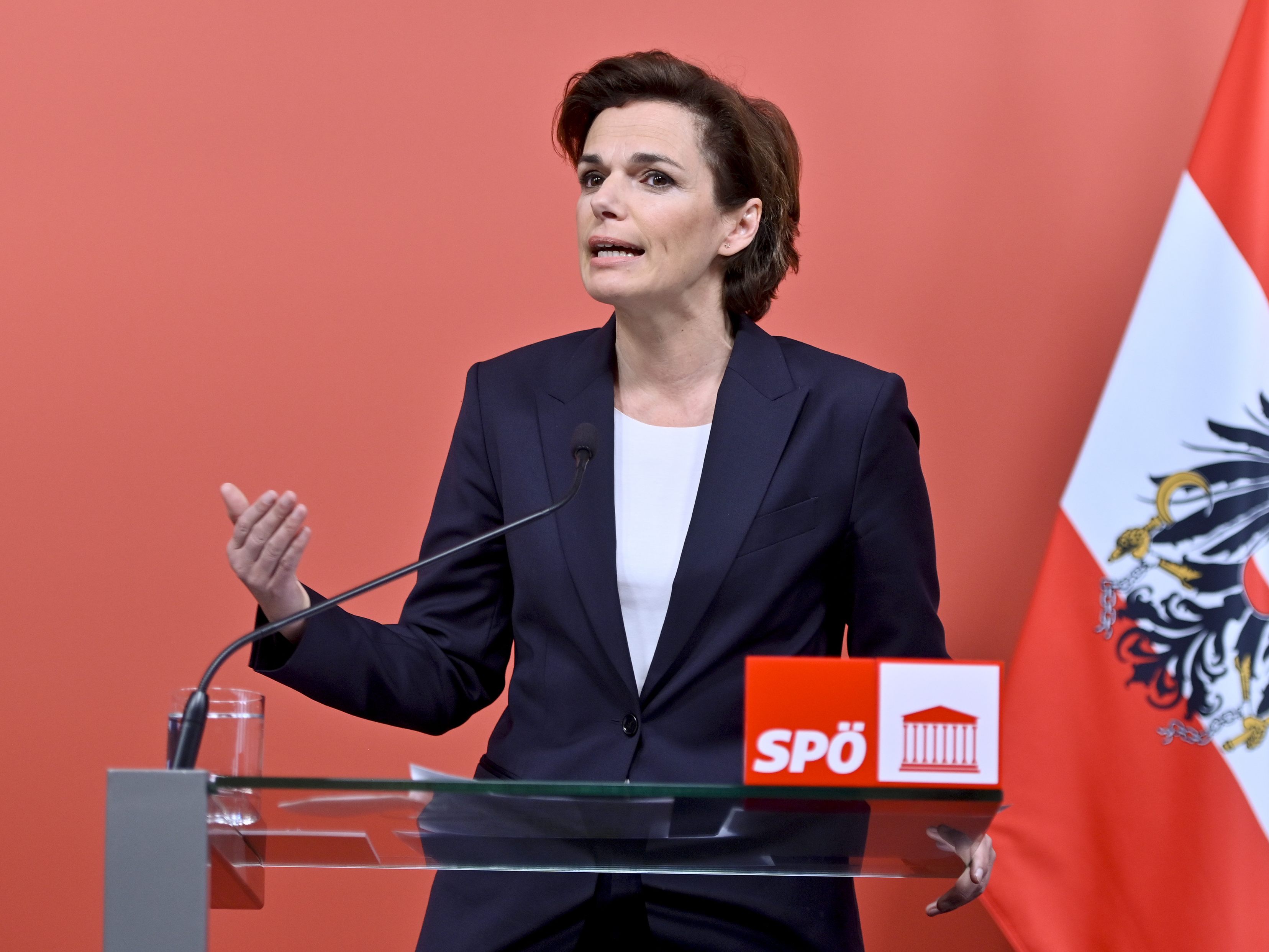 SPÖ-Bundesparteivorsitzend Pamela Rendi-Wagner forderte am Sonntag von Bundeskanzler Karl Nehammer (ÖVP) Österreich als Verhandlungsort für Russland und die Ukraine anzubieten.