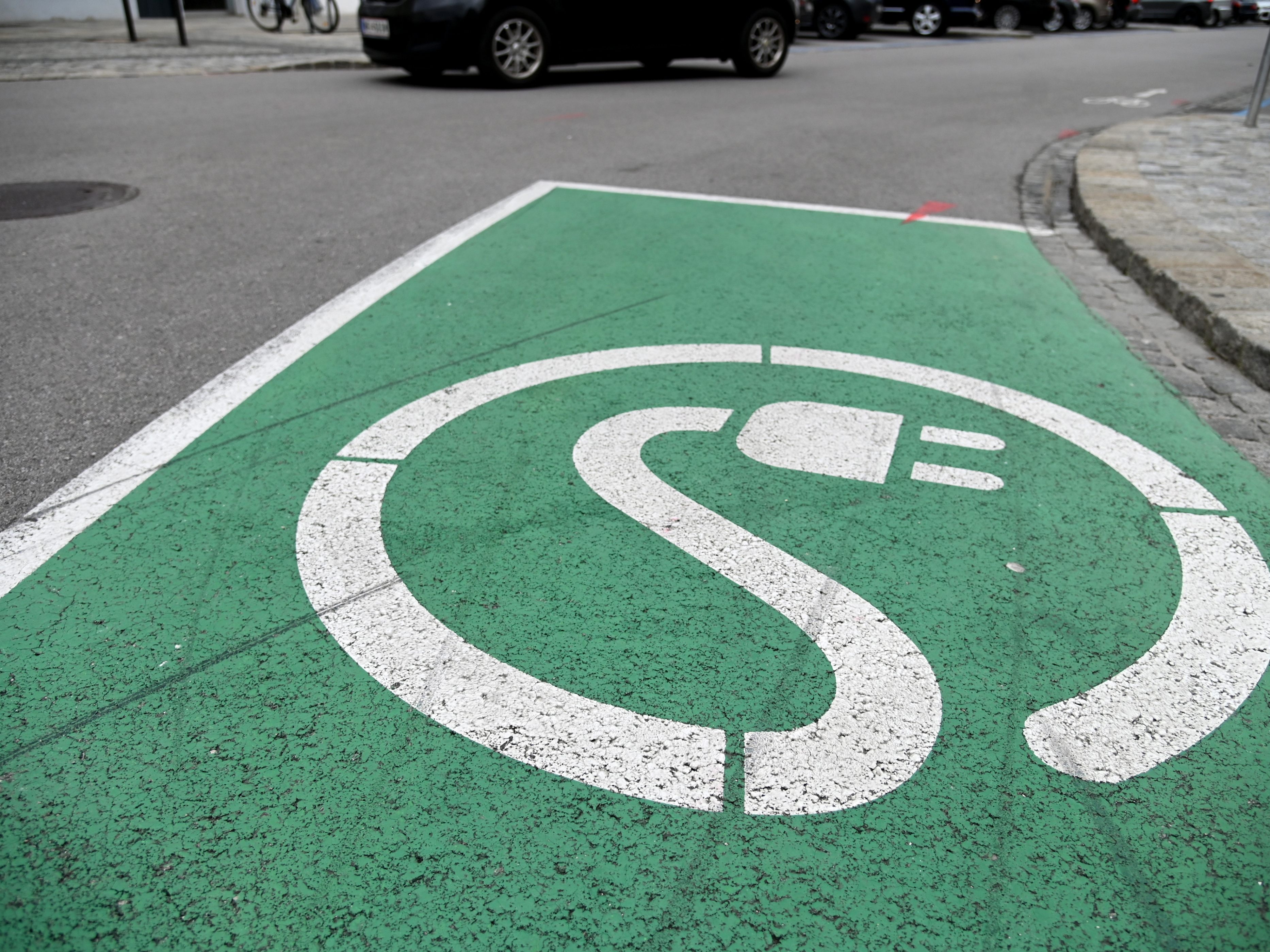 Der weltweite Absatz von Elektroautos ist letztes Jahr gestiegen. Der weltweite Absatz von Elektroautos ist letztes Jahr gestiegen.
