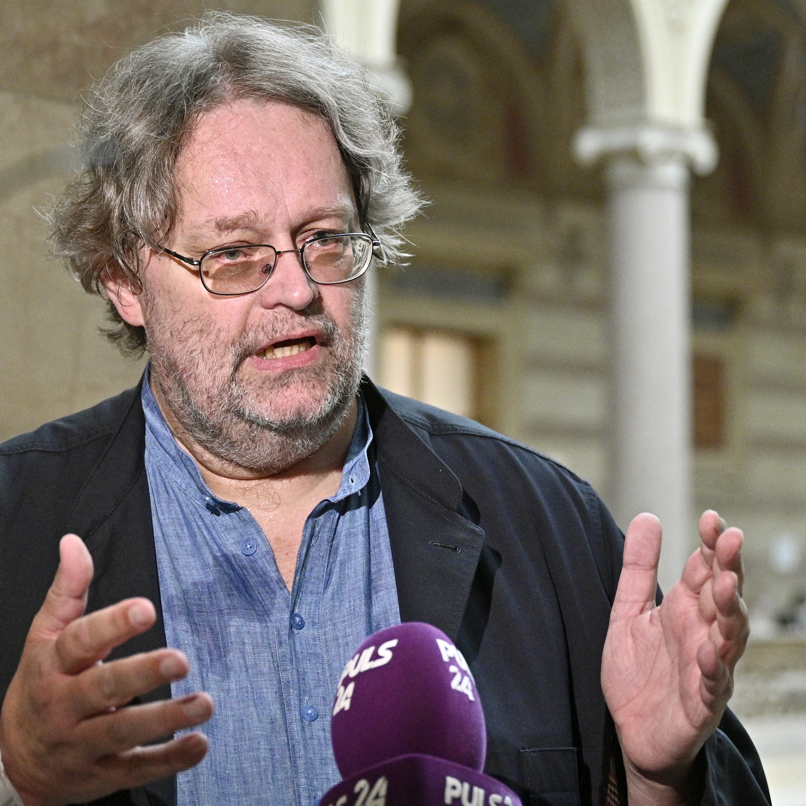 Peter Kolba vom Verbraucherschutzverein fordert Nutzer von defekten Beamtmungsgeräten "Respironics" von Philips auszutauschen, da es bei der Weiternutzung sonst zu körperlichen Schäden kommen könnte.