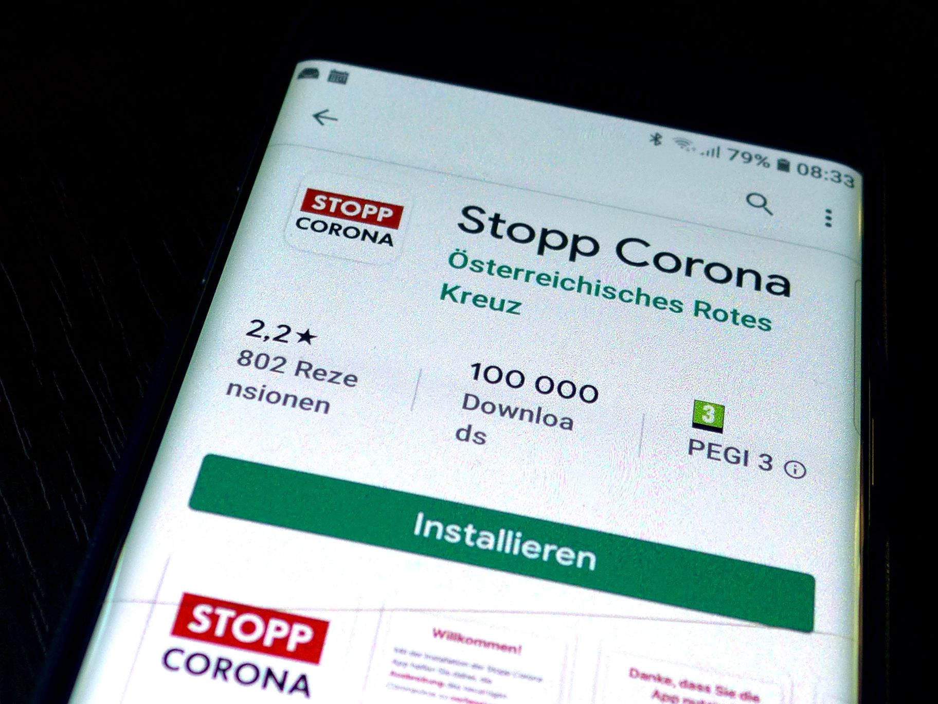 Die "Stopp Corona App" des Roten Kreuzes am Display eines Smartphones.
