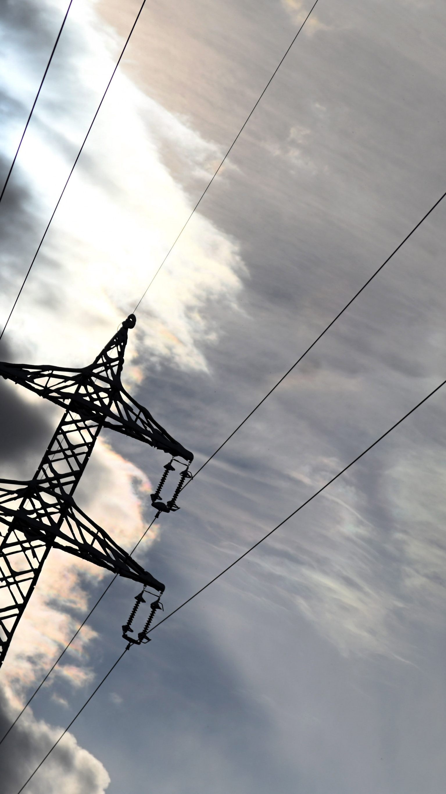 Die Strompreise im Großhandel verweilen beinahe auf Rekordhöhe.