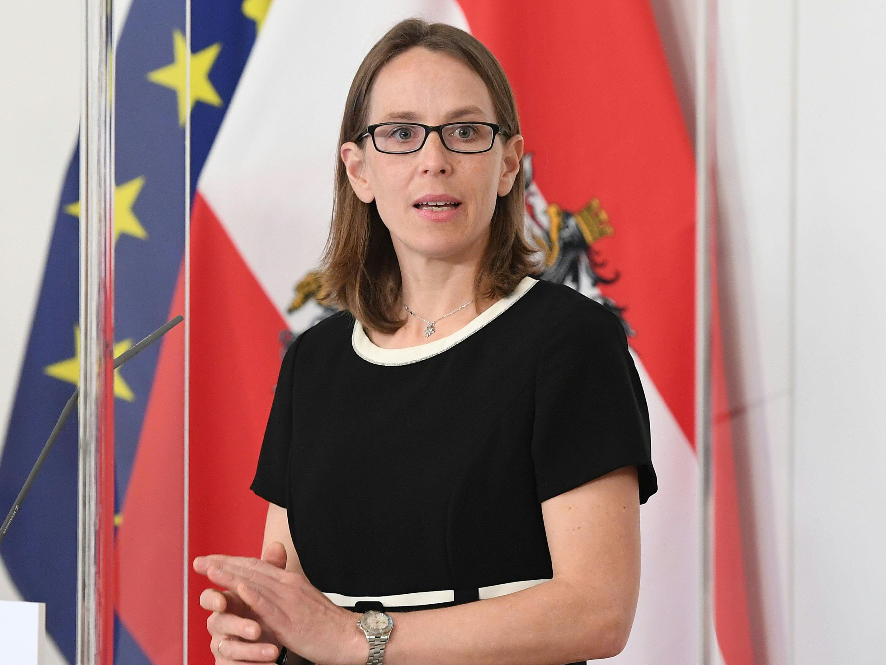 Die Leiterin der Impfabteilung im Gesundheitsministerium Maria Paulke-Korinek schließt sich der Kritik der Fachärzteschaft an den Impfpflicht-Ausnahmen an. Die Leiterin der Impfabteilung im Gesundheitsministerium Maria Paulke-Korinek schließt sich der Kritik der Fachärzteschaft an den Impfpflicht-Ausnahmen an.