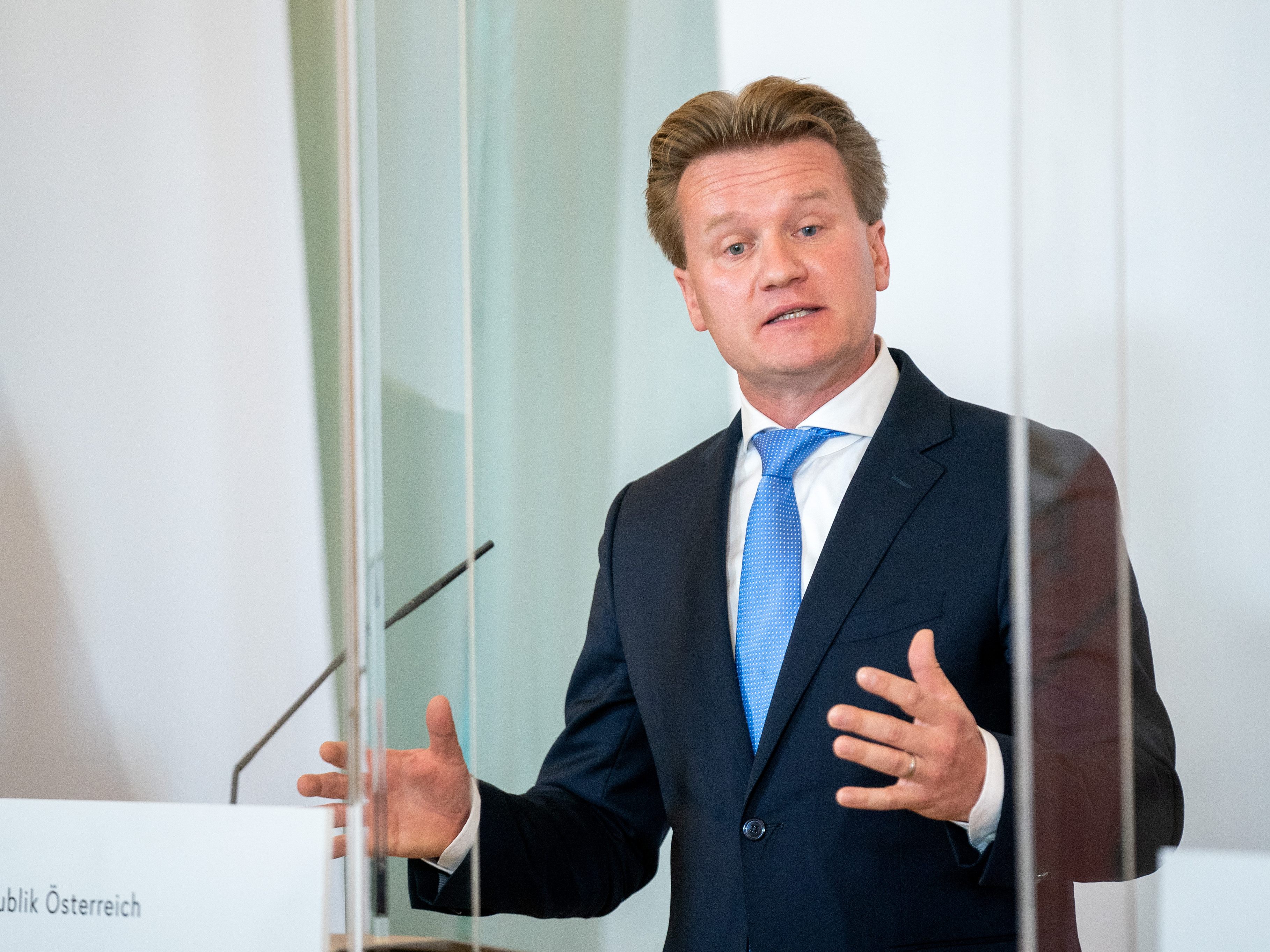 Georg Knill zufolge fehlen den Unternehmen wegen der lockeren Notenvergabe an die 10.000 Jugendliche in der Lehrausbildung. Georg Knill zufolge fehlen den Unternehmen wegen der lockeren Notenvergabe an die 10.000 Jugendliche in der Lehrausbildung.