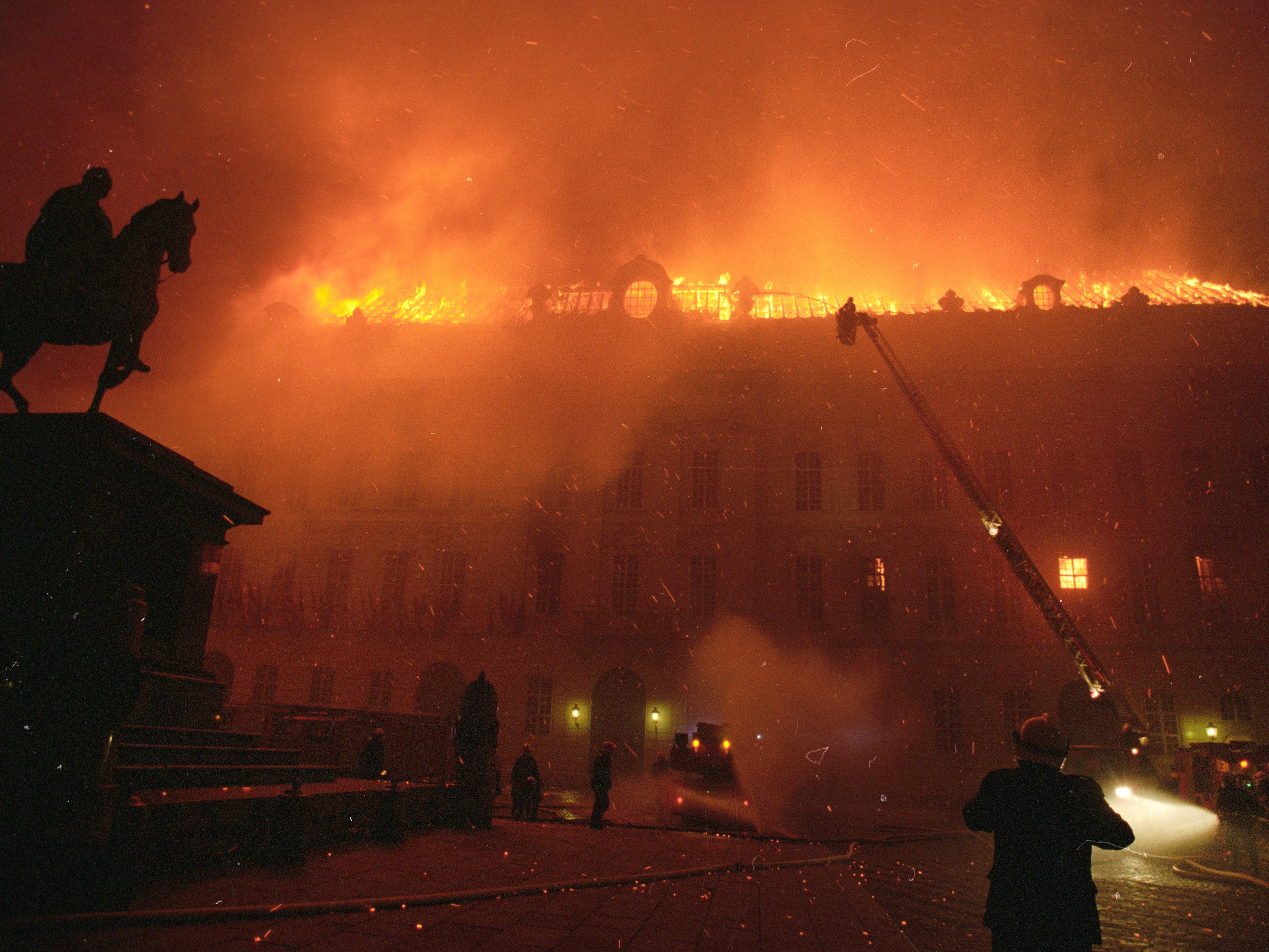 Vor 30 Jahren brach im Großen Redoutensaal der Wiener Hofburg ein Feuer aus. Vor 30 Jahren brach im Großen Redoutensaal der Wiener Hofburg ein Feuer aus.