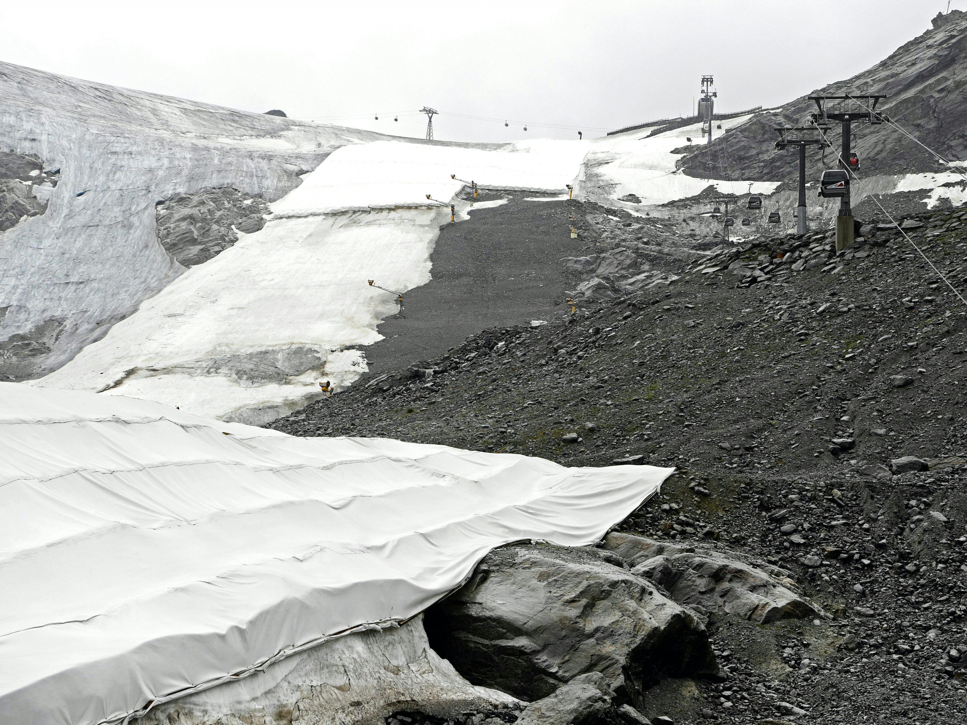 Auch auf Österreichs Gletschern nimmt die Schneemenge ab.