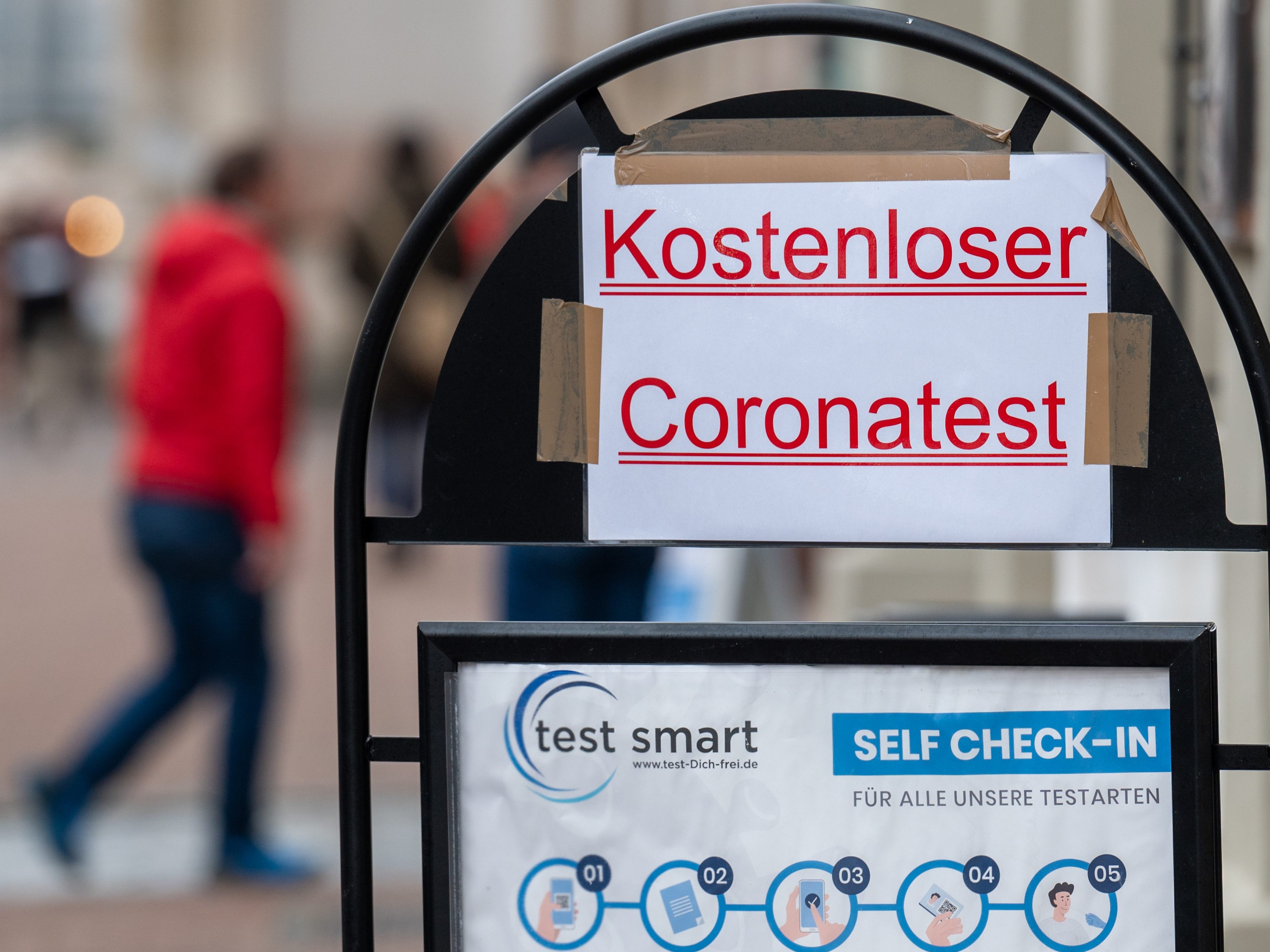 Magnus Brunner (ÖVP) sieht mit den Öffnungen die gratis Coronatests als obsolet.