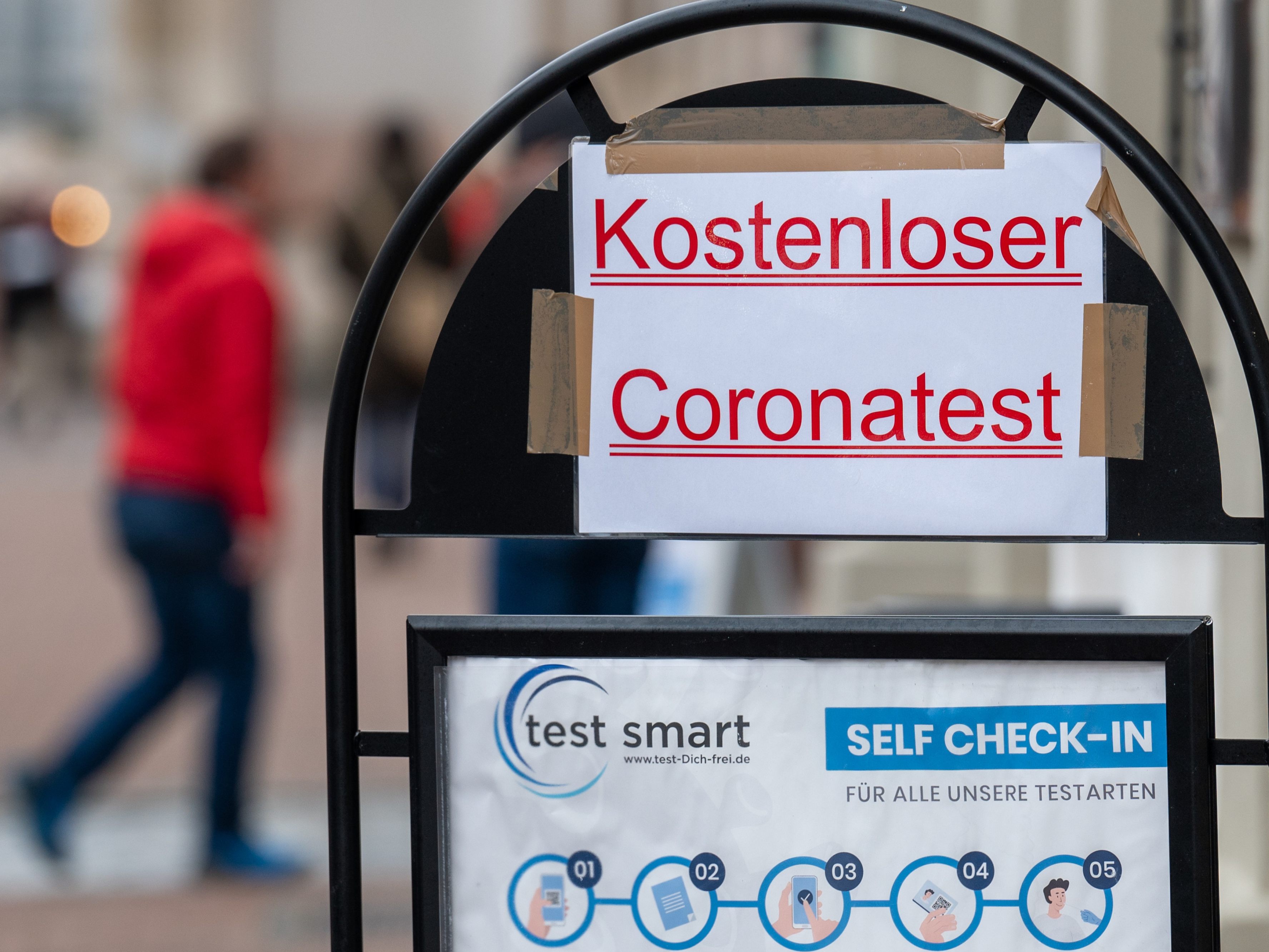 Die Präsidentin der Apothekerkammer plädiert für eine Einschränkung der flächendeckenden Coronatests.
