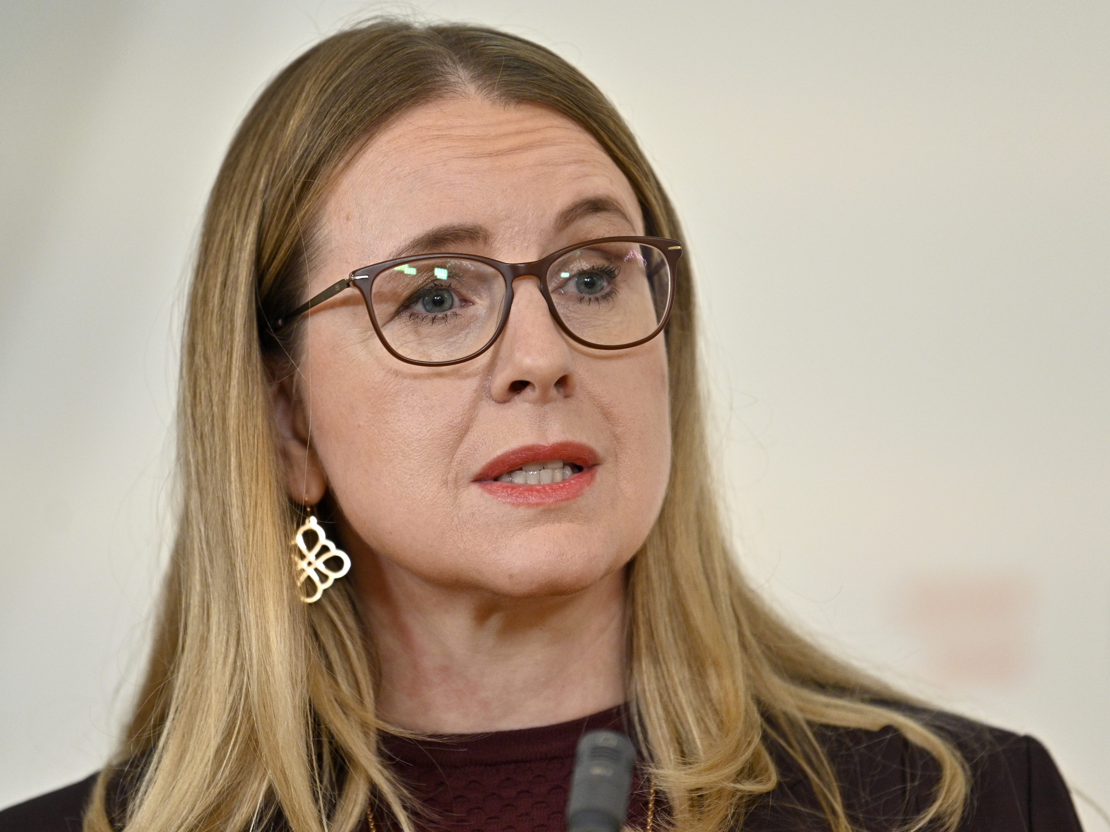 Schramböck für Ende der Gratis-Coronatests. Schramböck für Ende der Gratis-Coronatests.
