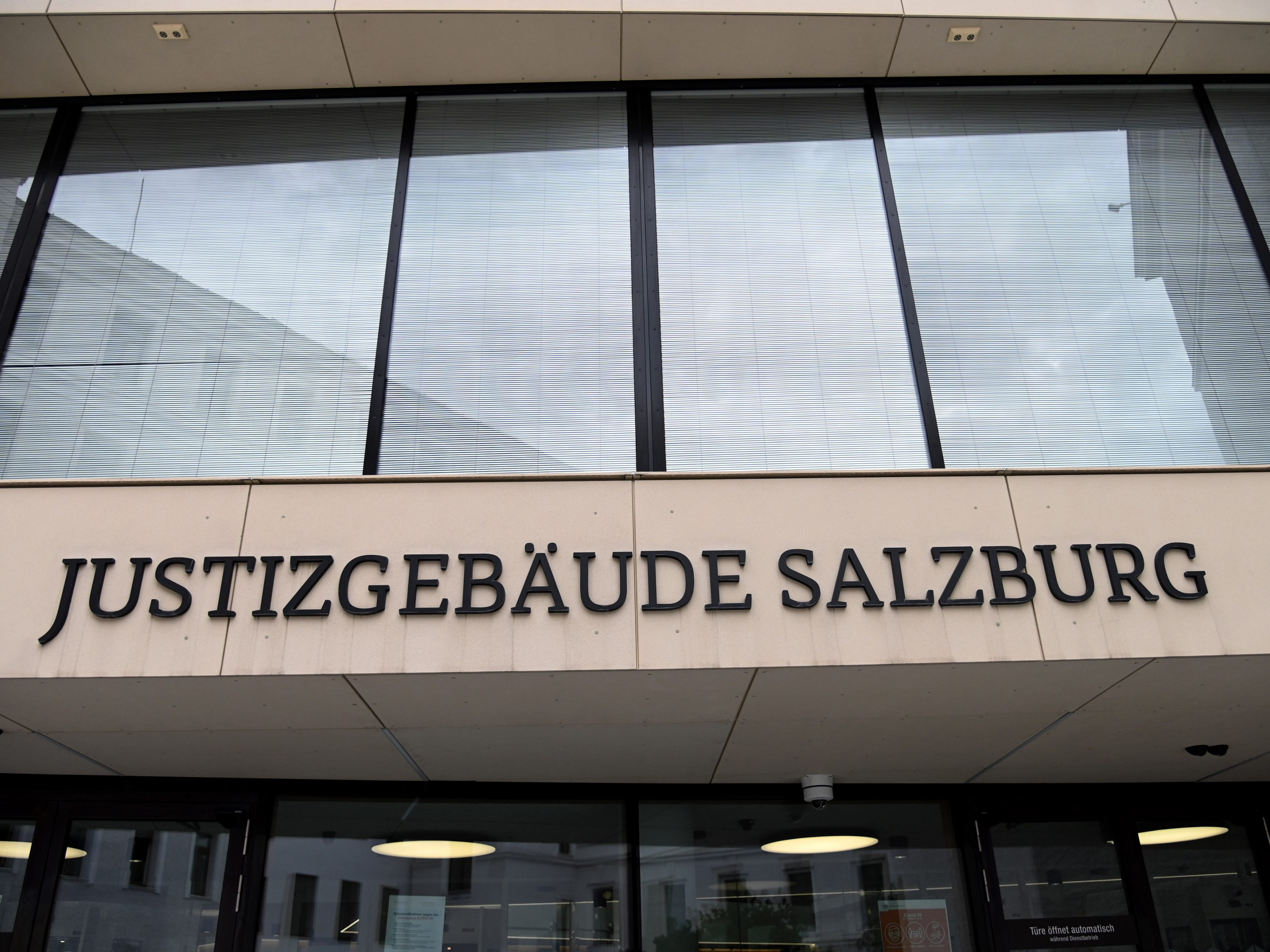Am Landesgericht Salzburg wurde ein Mann zu einer Geldstrafe verurteilt, weil er als Corona-Positiver zur Geburt seines ersten Kindes ins Spital kam.
