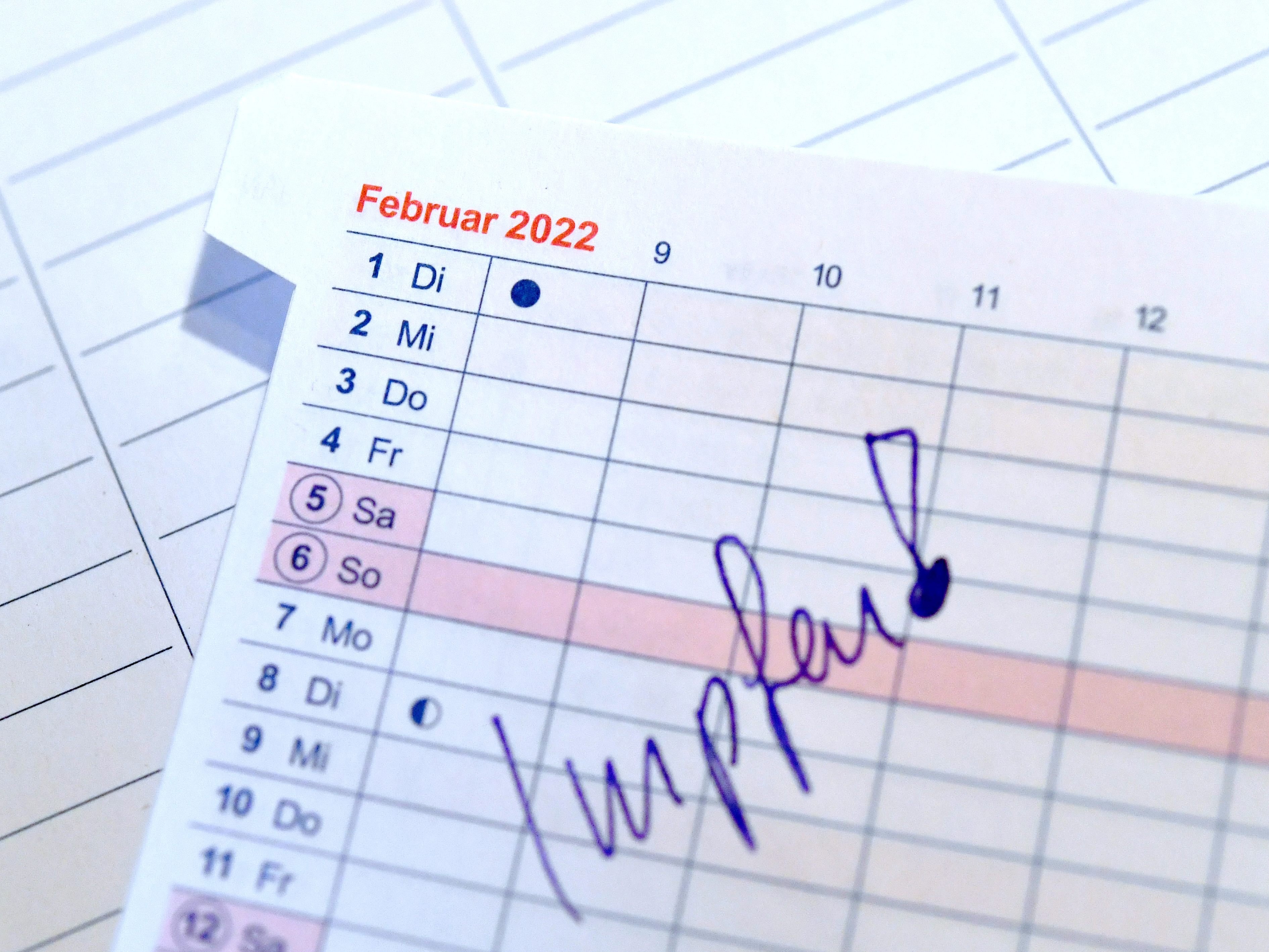 Die Impfpflicht ist ein schwerwiegender Grundrechtseingriff, aber damit begründet worden, dass sie notwendig sei, um im Hinblick auf künftige Infektionswellen eine nachhaltig hohe Durchimpfungsrate zu gewährleisten.