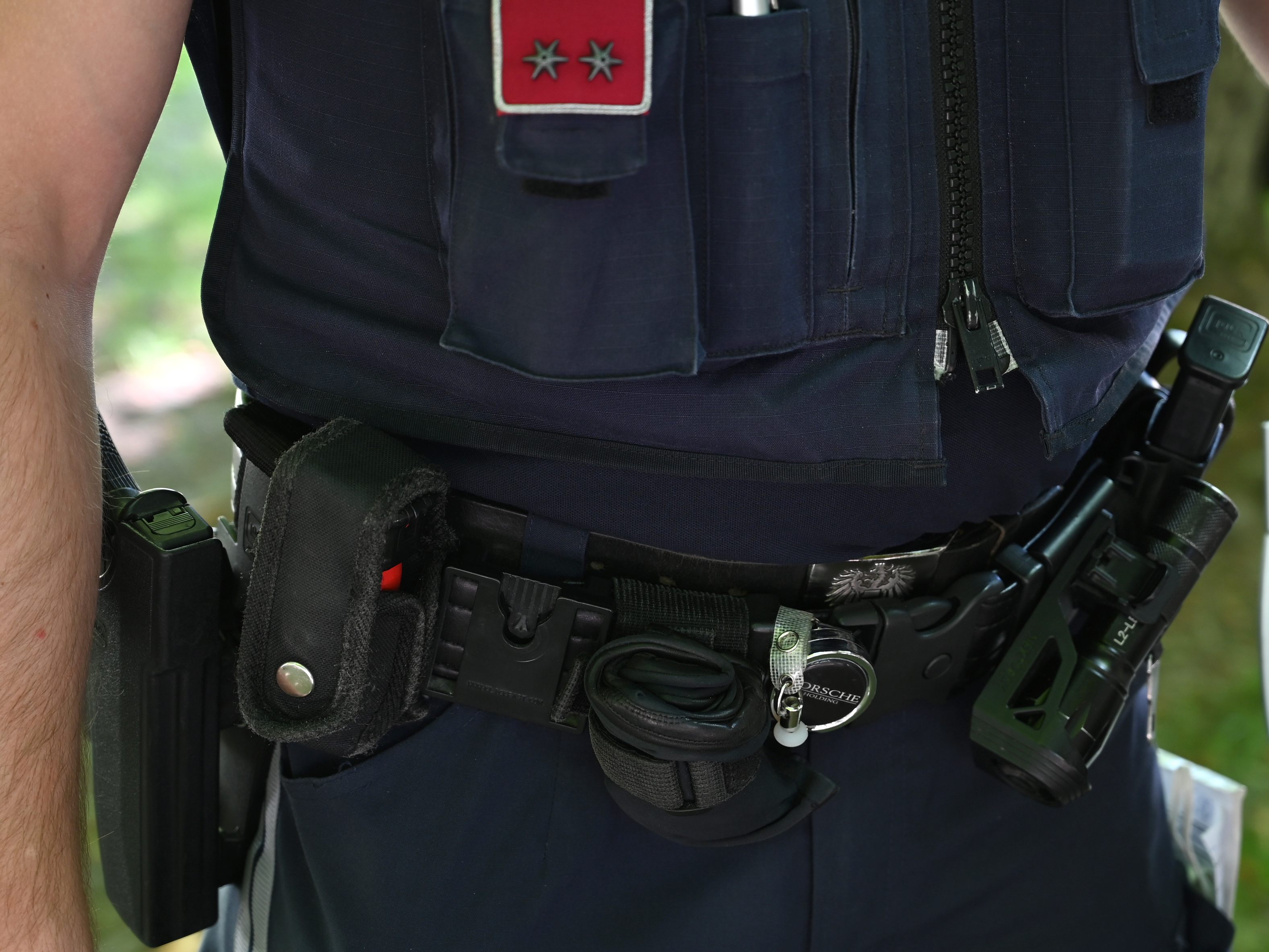 Eine 25-Jährige biss einem Polizisten in Wien in die Hand.