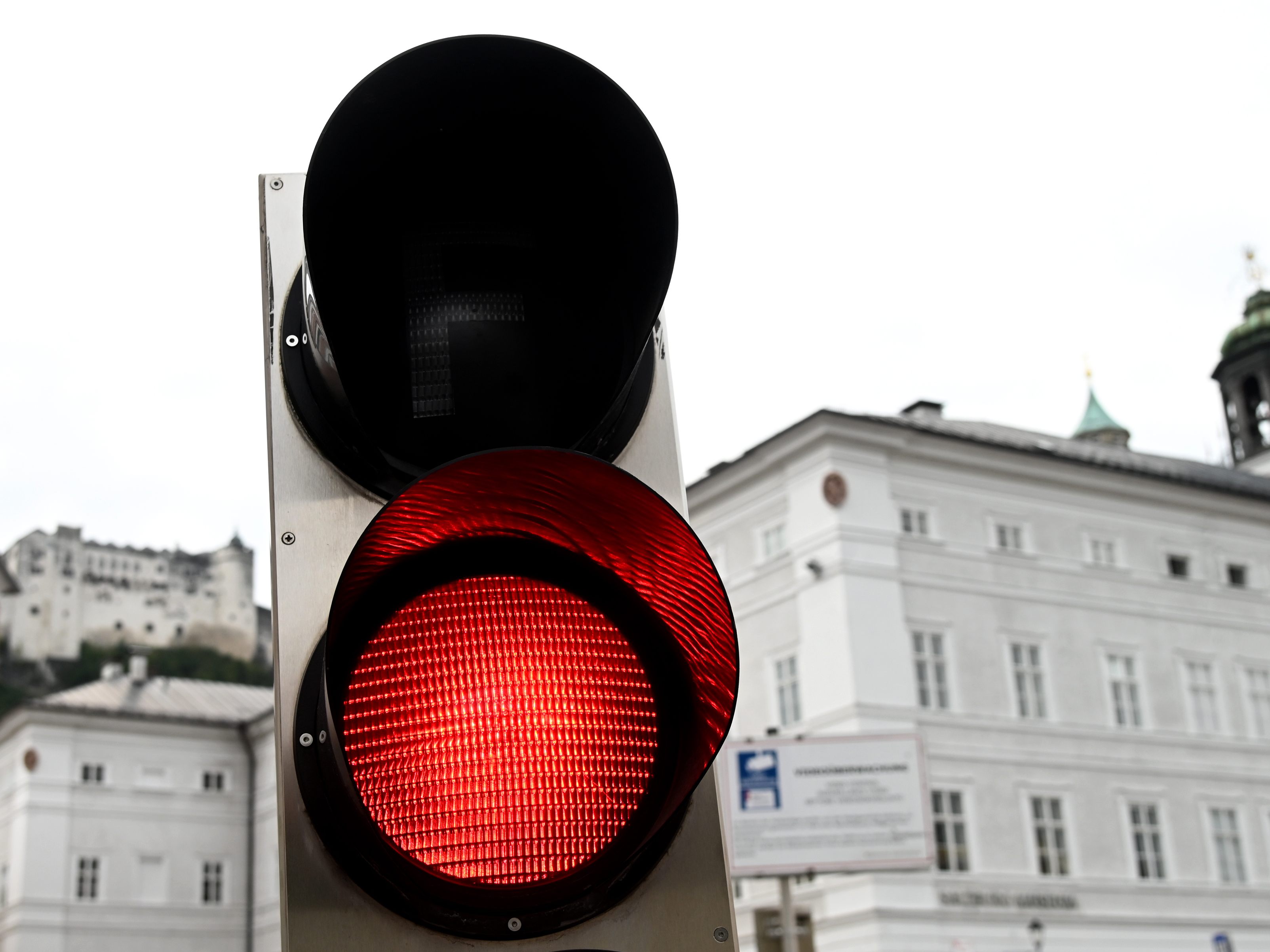 In ganz Österreich leuchtet die Corona-Ampel weiterhin knallrot. In ganz Österreich leuchtet die Corona-Ampel weiterhin knallrot.