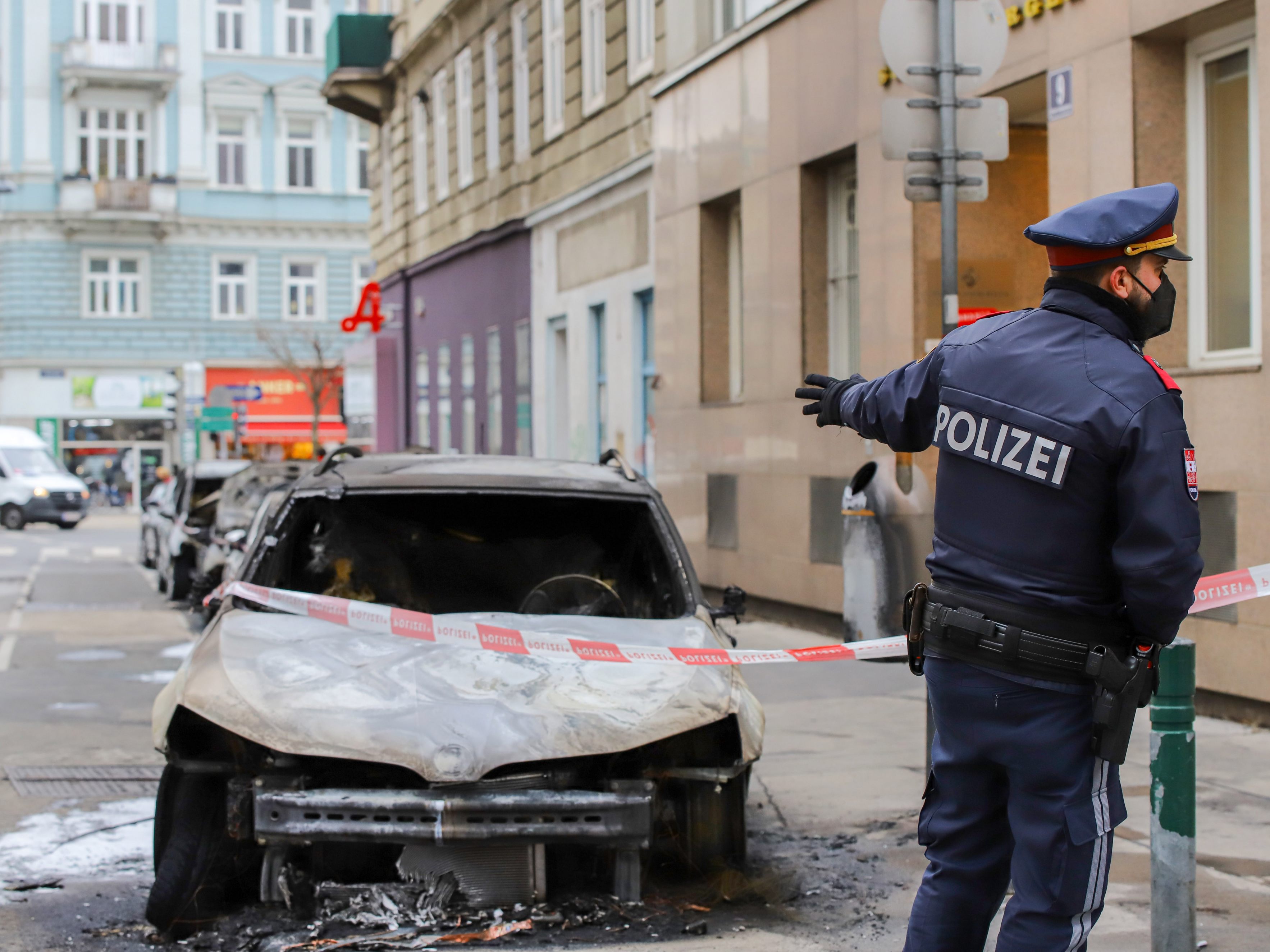 Nach dem Brandanschlag auf mehrere Polizeiautos in Wien wurde nun eine Belohnung ausgelobt.