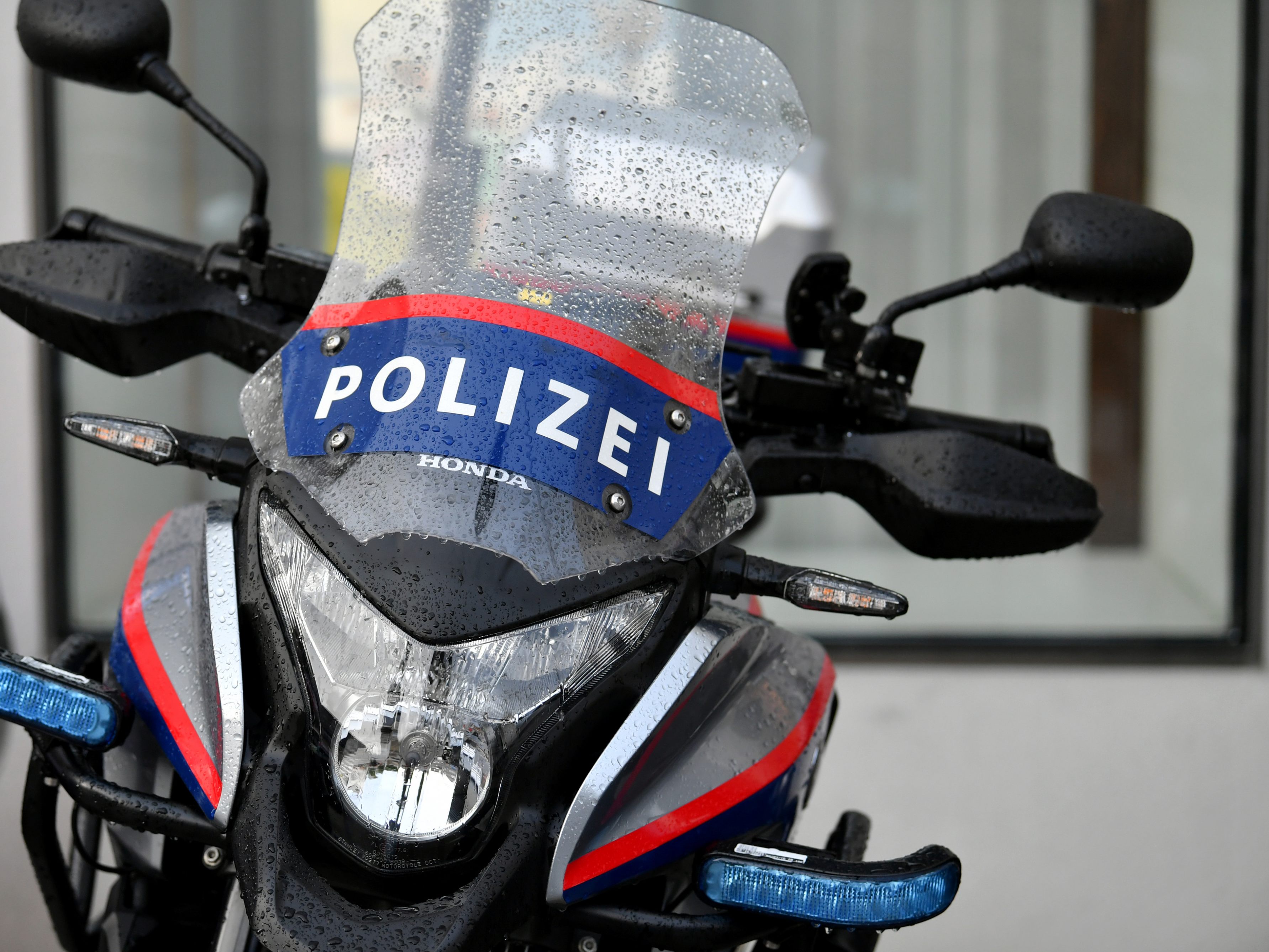 Die Polizei schnappte in Wien-Erdberg einen 25-Jährigen der die Fensterscheibe einer Bank eingeschlagen haben soll. Die Polizei schnappte in Wien-Erdberg einen 25-Jährigen der die Fensterscheibe einer Bank eingeschlagen haben soll.