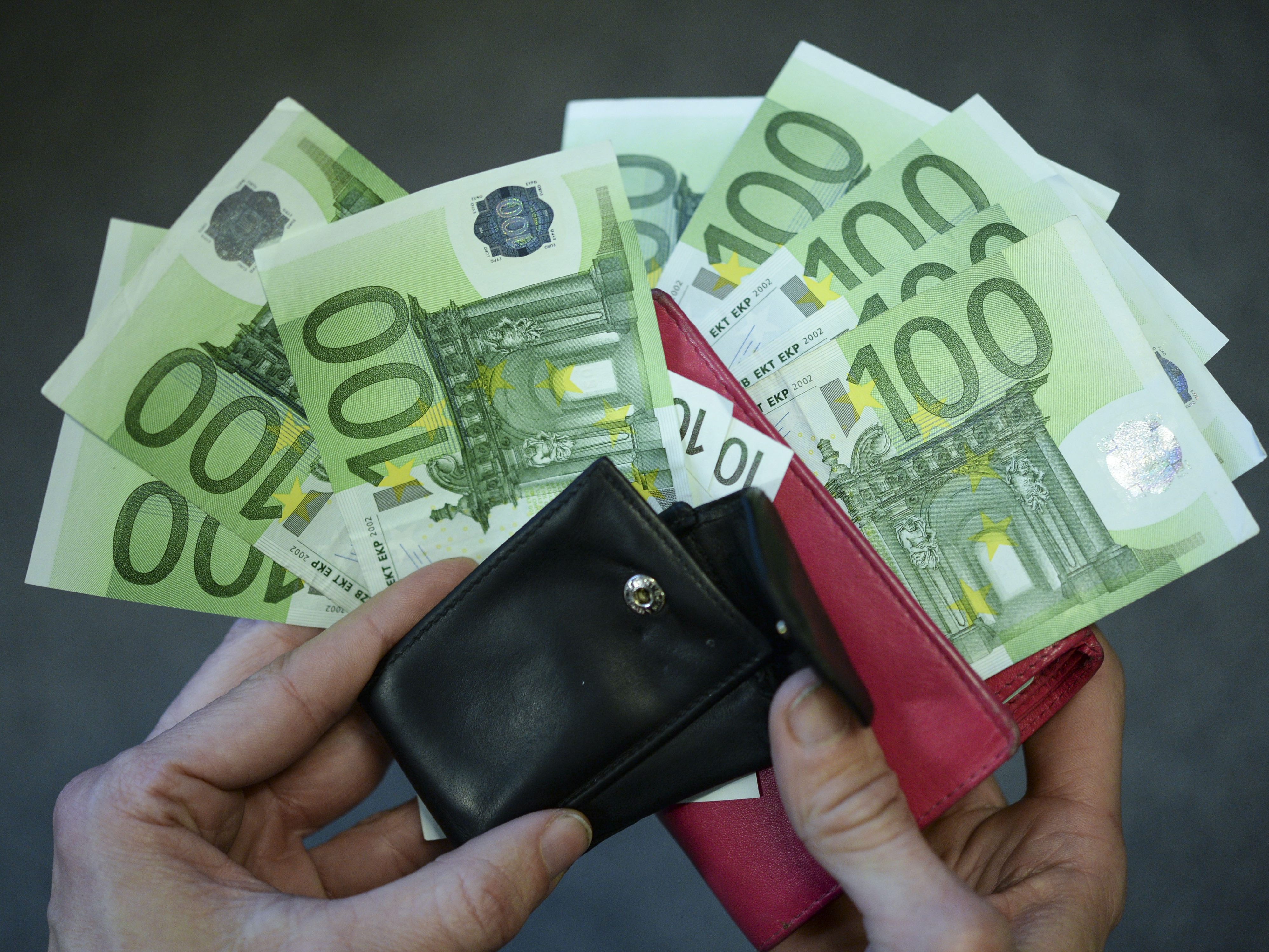 Der Staat hat eine Menge Geld in die Bekämpfung der Pandemie gesteckt. Der Staat hat eine Menge Geld in die Bekämpfung der Pandemie gesteckt.