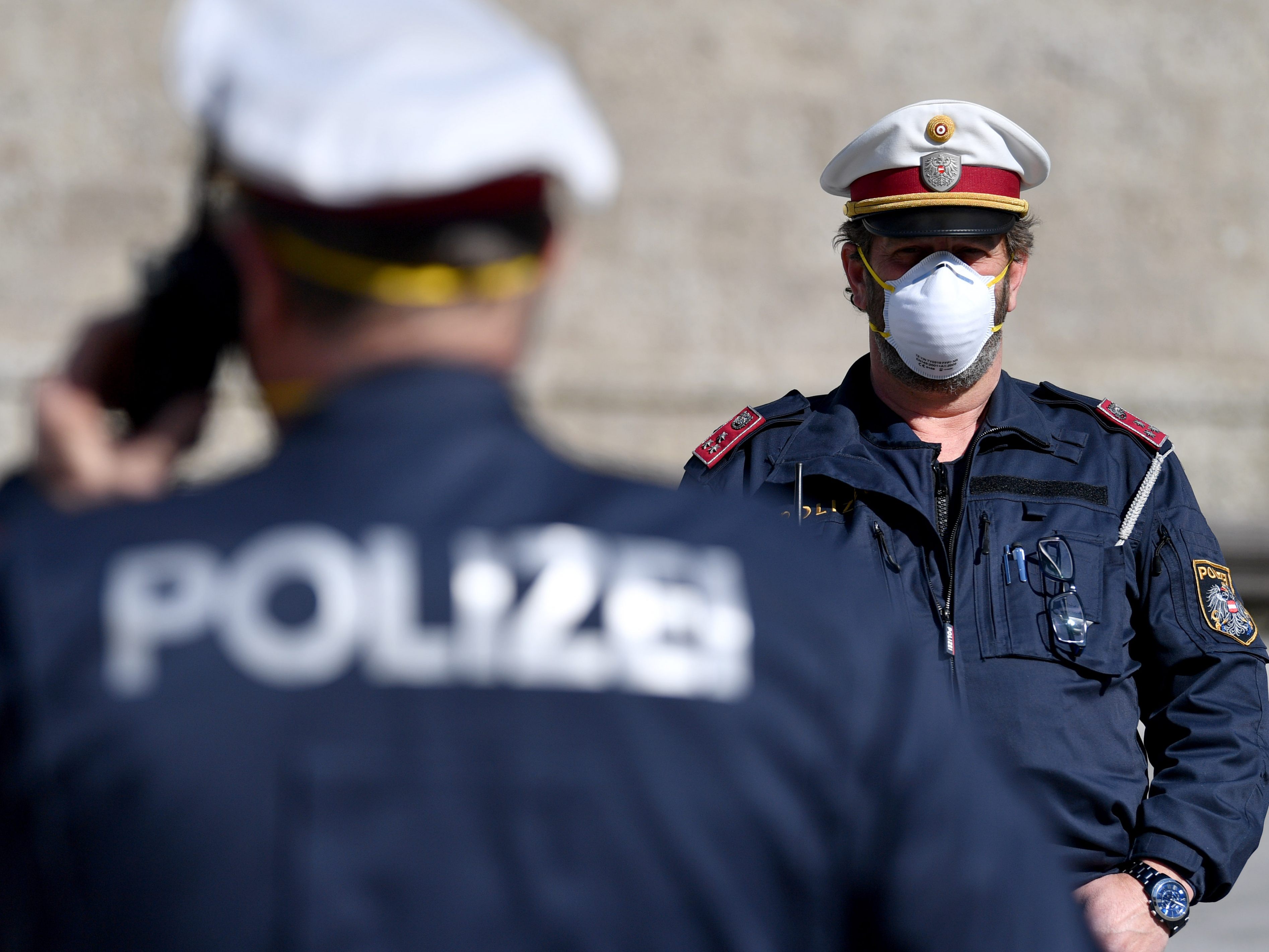 Ein 27-Jähriger schlug auf offener Straße einen Mann nieder. Ein 27-Jähriger schlug auf offener Straße einen Mann nieder.