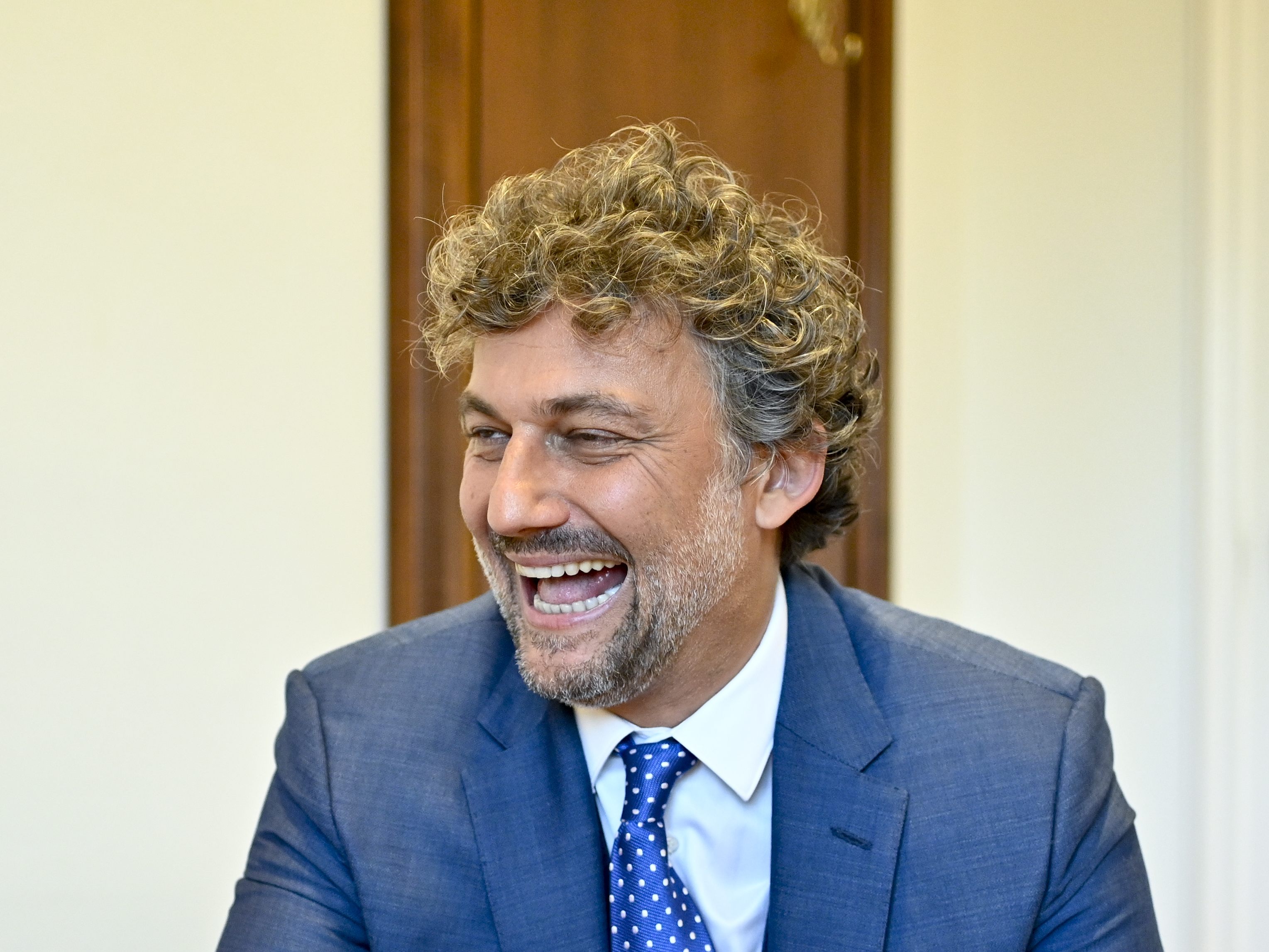 Dem in München geborenen Opernsänger wurde in Salzburg die Einbürgerungsurkunde überreicht.