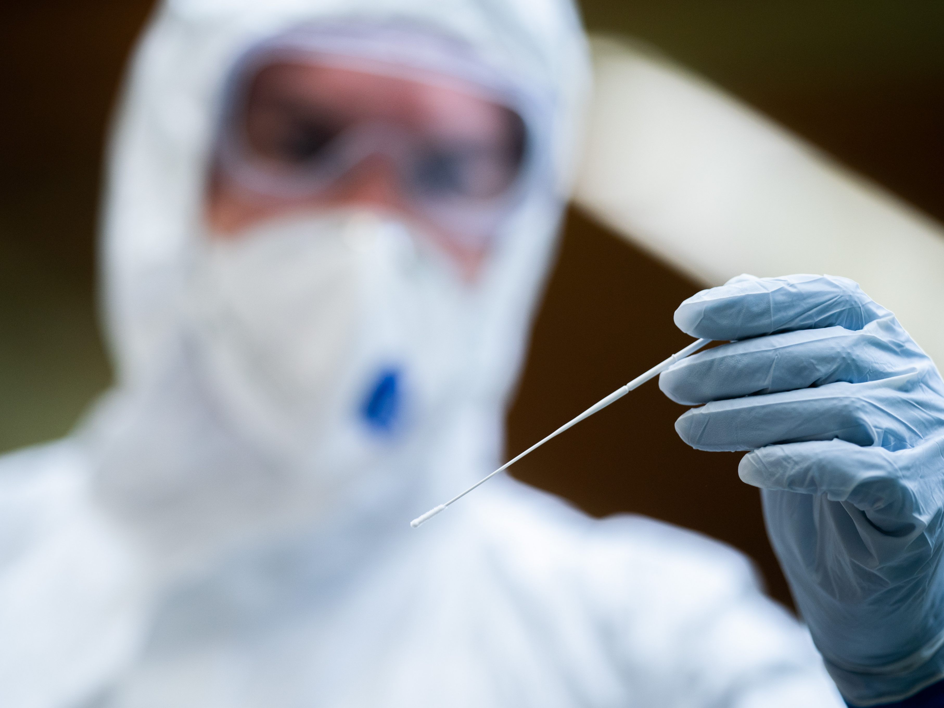 Corona-Teststraße mit Impfgegner-Parolen verunstaltet.