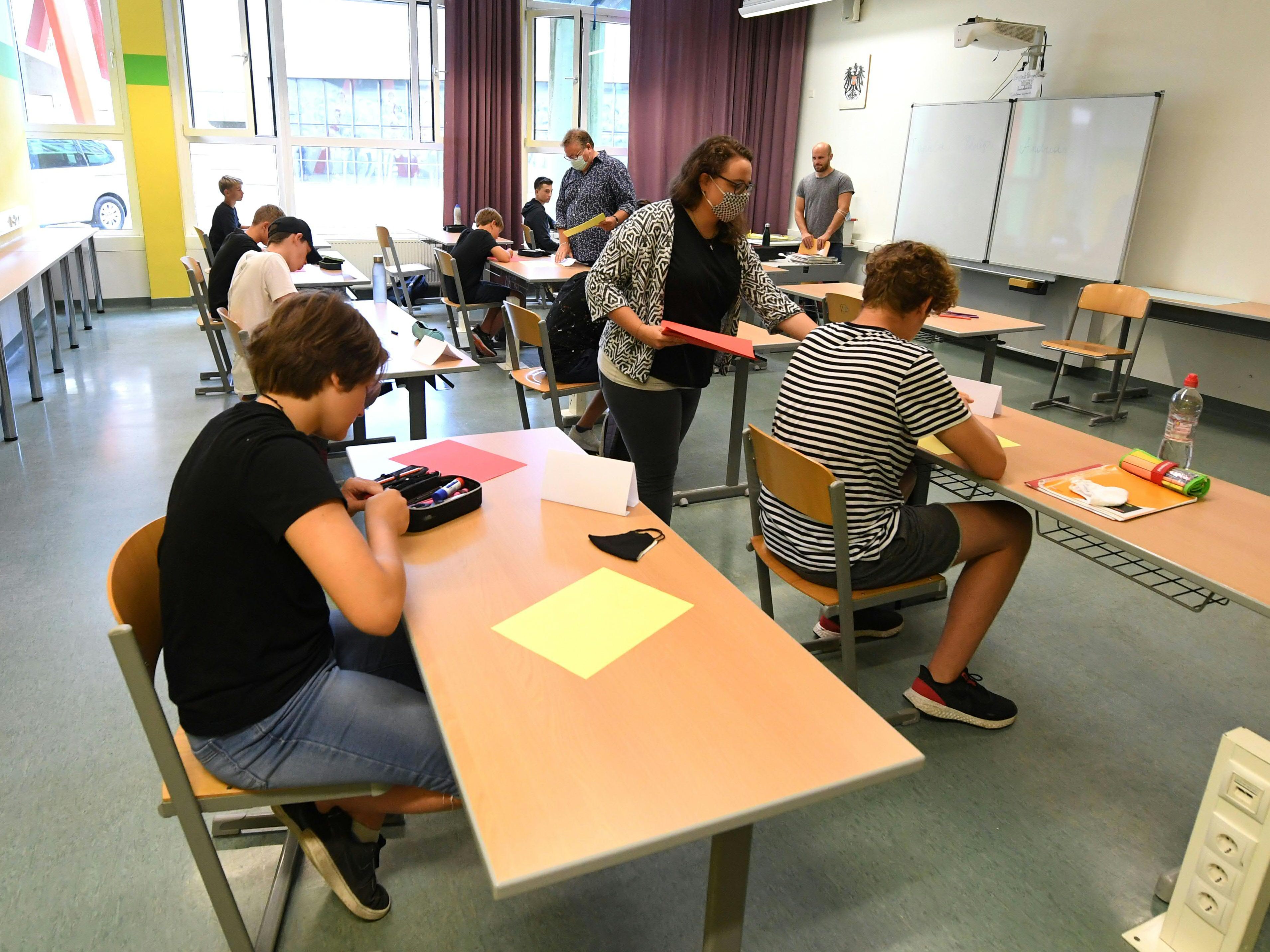 Ab 21. Februar fällt in allen Schulen Österreichs die Maskenpflicht am Sitzplatz. Ab 21. Februar fällt in allen Schulen Österreichs die Maskenpflicht am Sitzplatz.