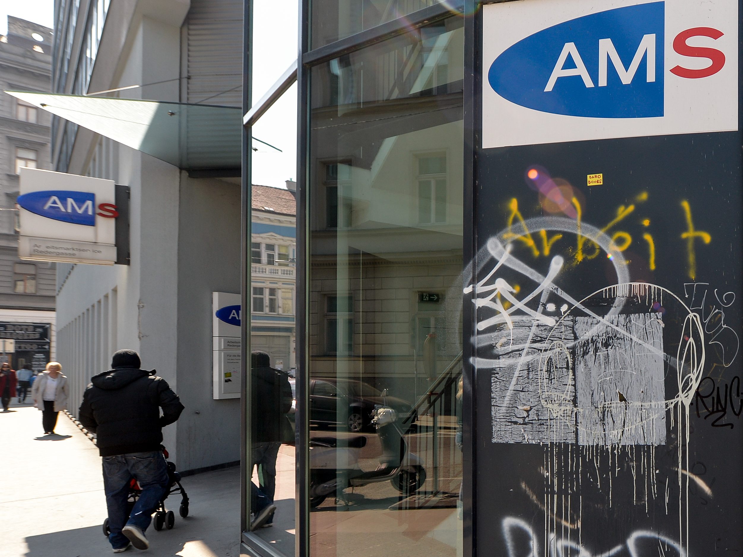 Der saisonale Höhepunkt der Arbeitslosigkeit dürfte überschritten sein.