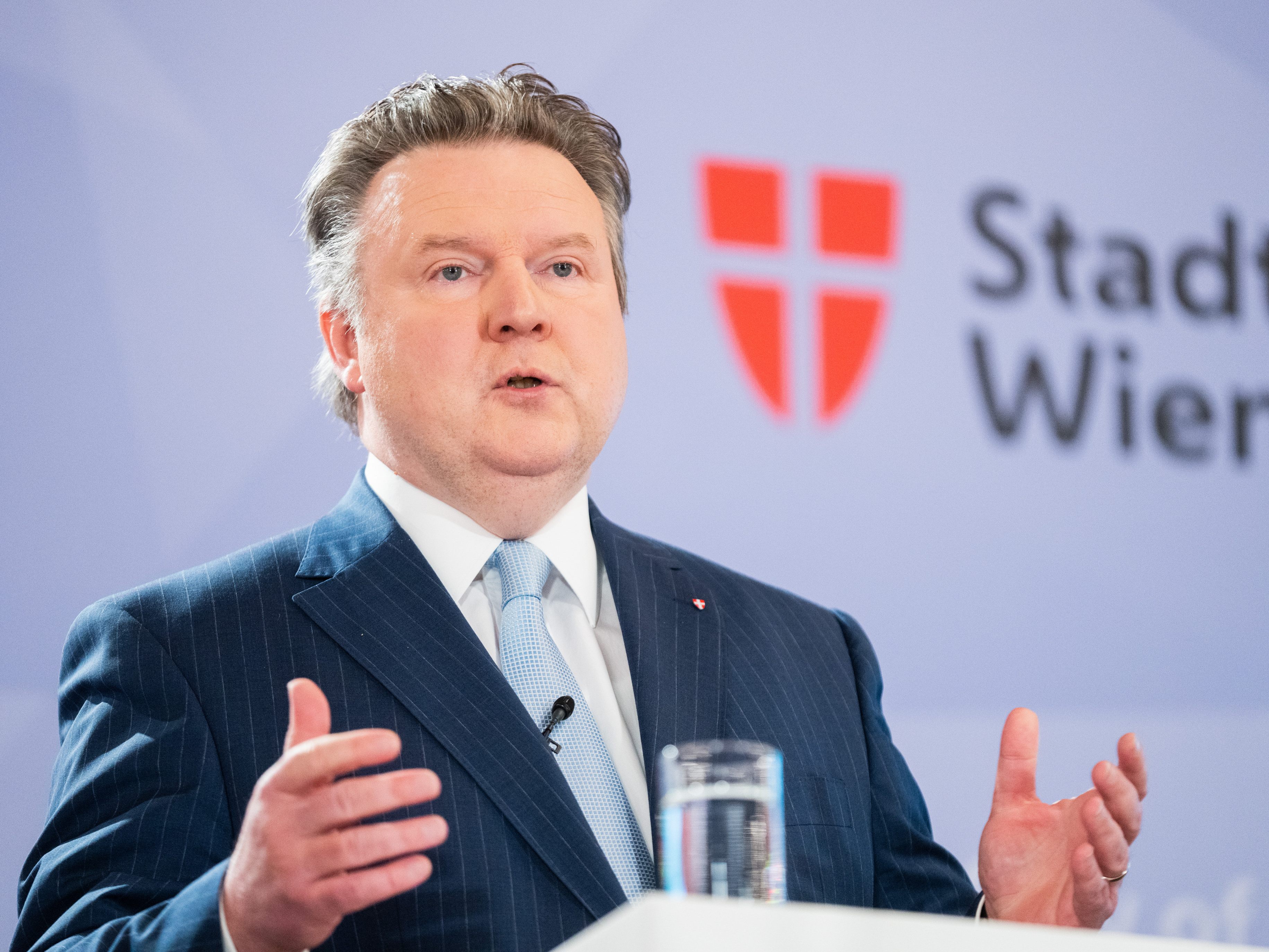 LIVE: Pressekonferenz von Wiens Bürgermeister Ludwig nach Corona-Gipfel. LIVE: Pressekonferenz von Wiens Bürgermeister Ludwig nach Corona-Gipfel.