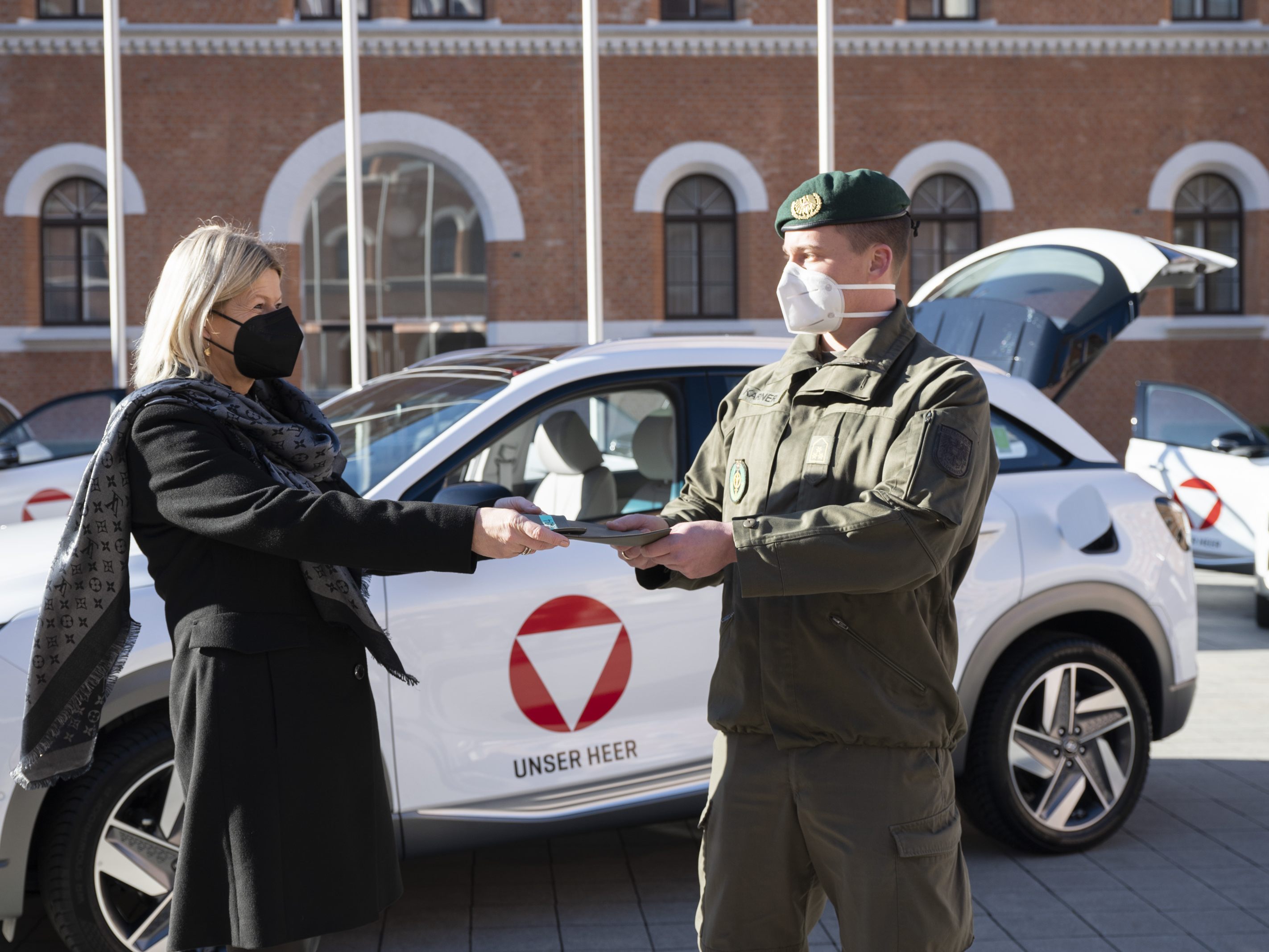 Verteidigungsministerin Klaudia Tanner (ÖVP) bei der Schlüssel-Übergabe für die Wasserstoffautos an das Bundesheer. Verteidigungsministerin Klaudia Tanner (ÖVP) bei der Schlüssel-Übergabe für die Wasserstoffautos an das Bundesheer.