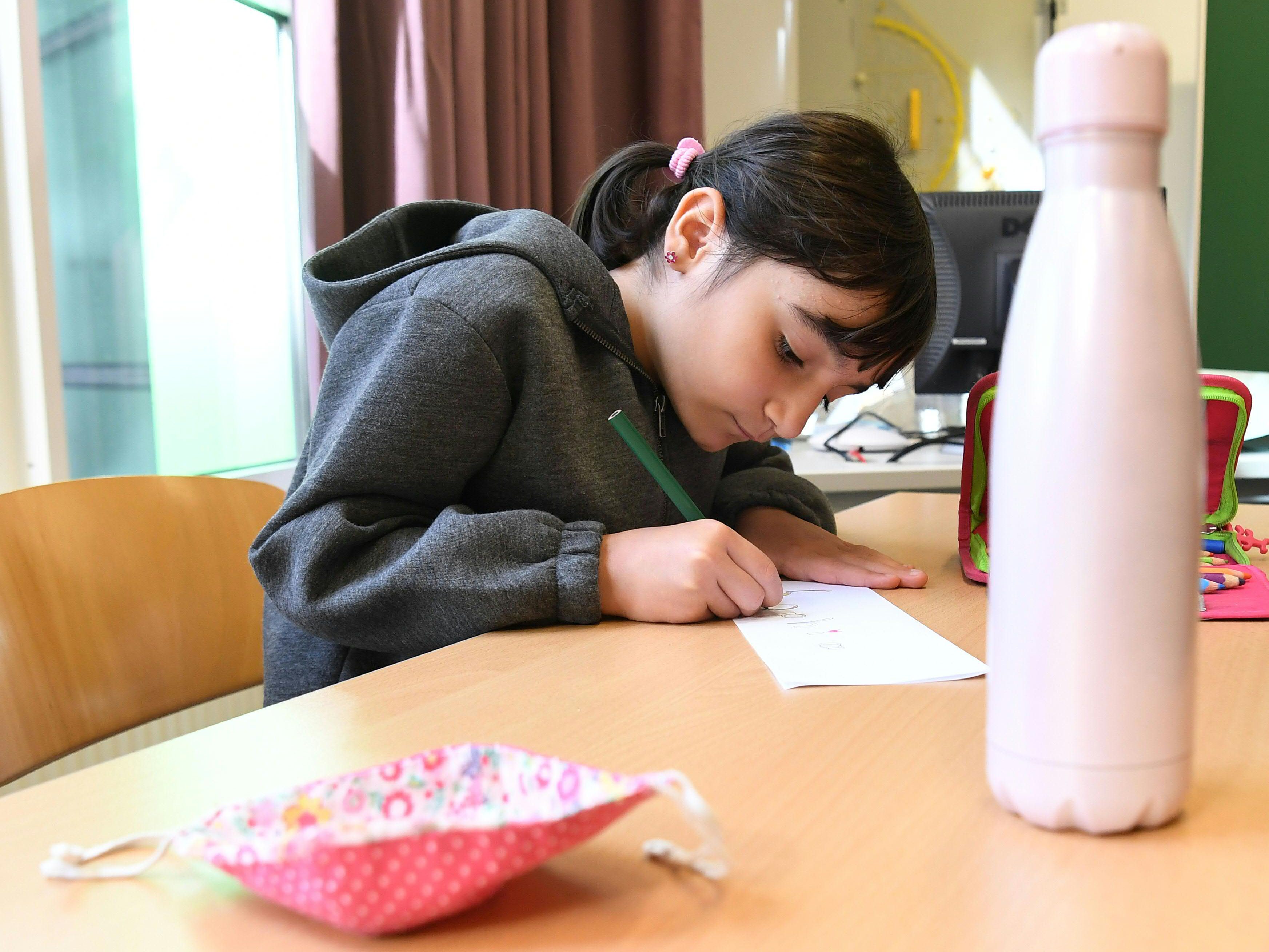 Volksschüler können ihren Mund-Nasen-Schutz am Sitzplatz wieder abnehmen. Volksschüler können ihren Mund-Nasen-Schutz am Sitzplatz wieder abnehmen.