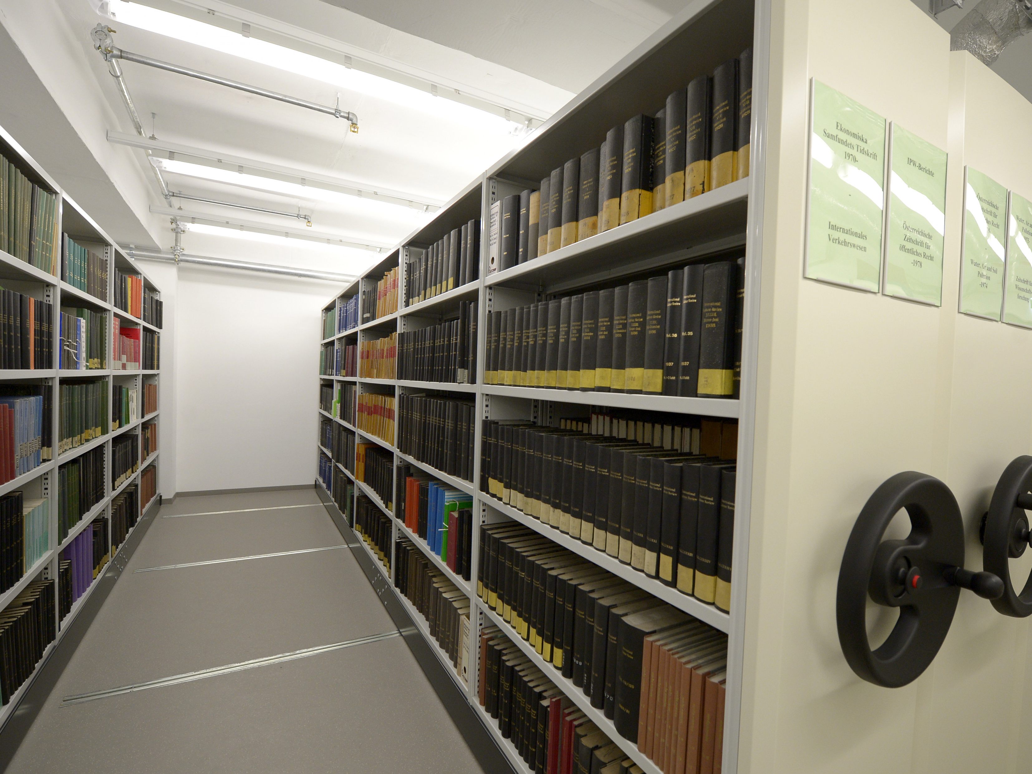Ein Blick in den Speicher der Bibliothek im neuen Gebäude der Fakultät für Mathematik und Wirtschaftswissenschaften der Univerität Wien in Wien-Alsergrund. Die Wiener Unis erhalten im Herbst 2024 einen neuen Bücherspeicher in Wien-Floridsdorf.