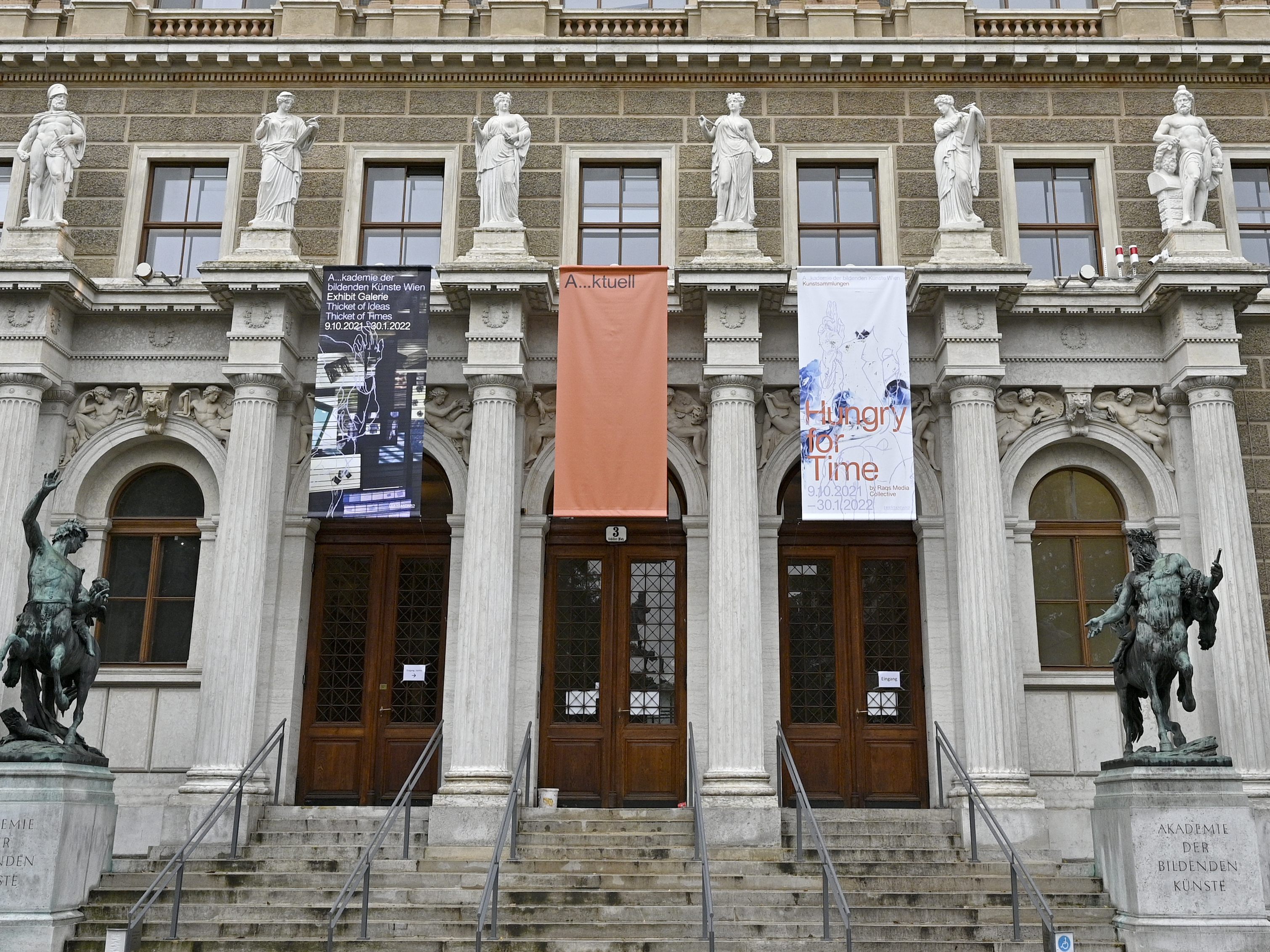 Eine Ausstellung an der Akademie der bildenden Künste sorgte für ÖVP-Kritik - als Reaktion folgte ein Offener Brief diverser Institutionen Eine Ausstellung an der Akademie der bildenden Künste sorgte für ÖVP-Kritik - als Reaktion folgte ein Offener Brief diverser Institutionen