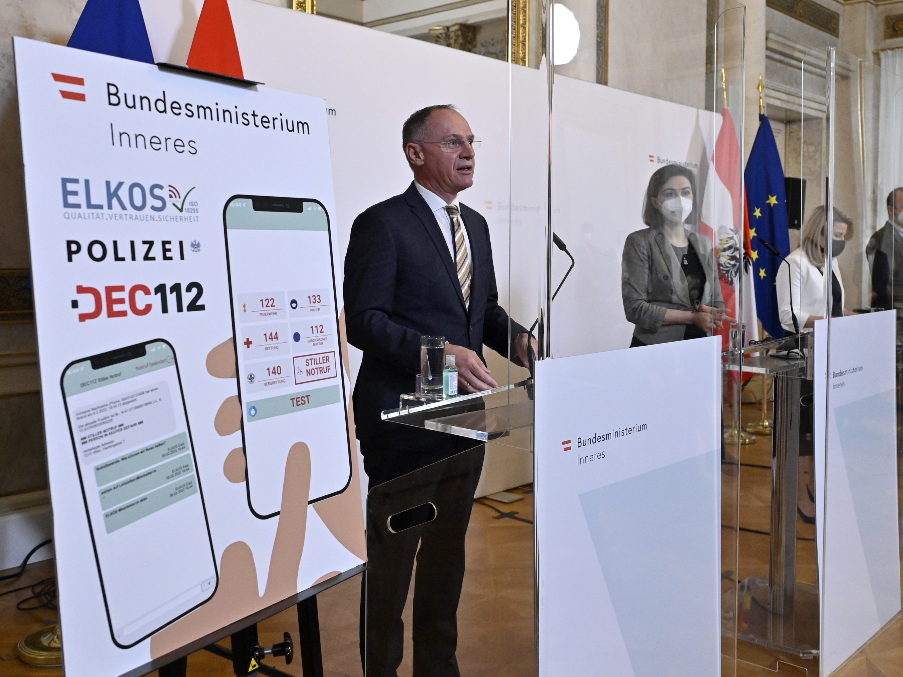 Statt einer neuen App sollte die bereits bestehende Frauen-Helpline stärker beworben werden. Statt einer neuen App sollte die bereits bestehende Frauen-Helpline stärker beworben werden.