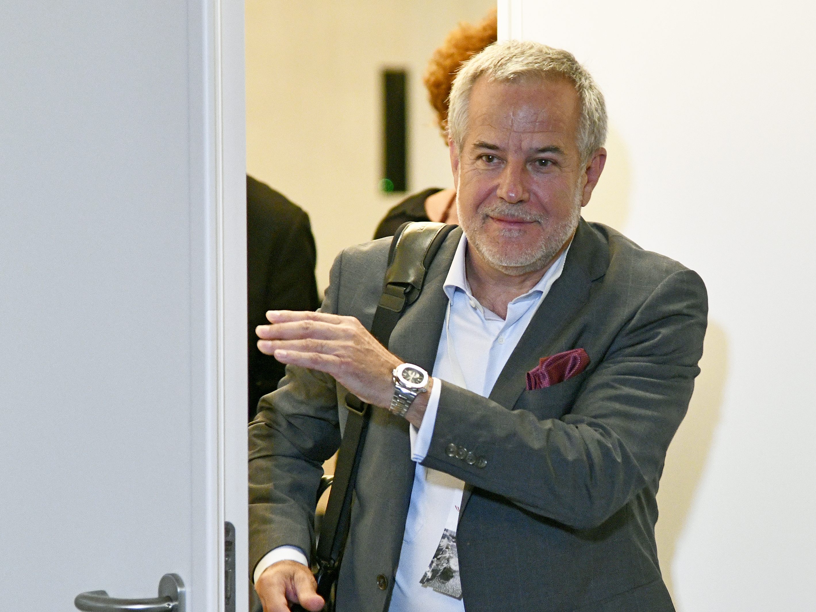 Großinvestor Siegfried Wolf muss Gemeindewohnung in Wien zurückgeben. Großinvestor Siegfried Wolf muss Gemeindewohnung in Wien zurückgeben.