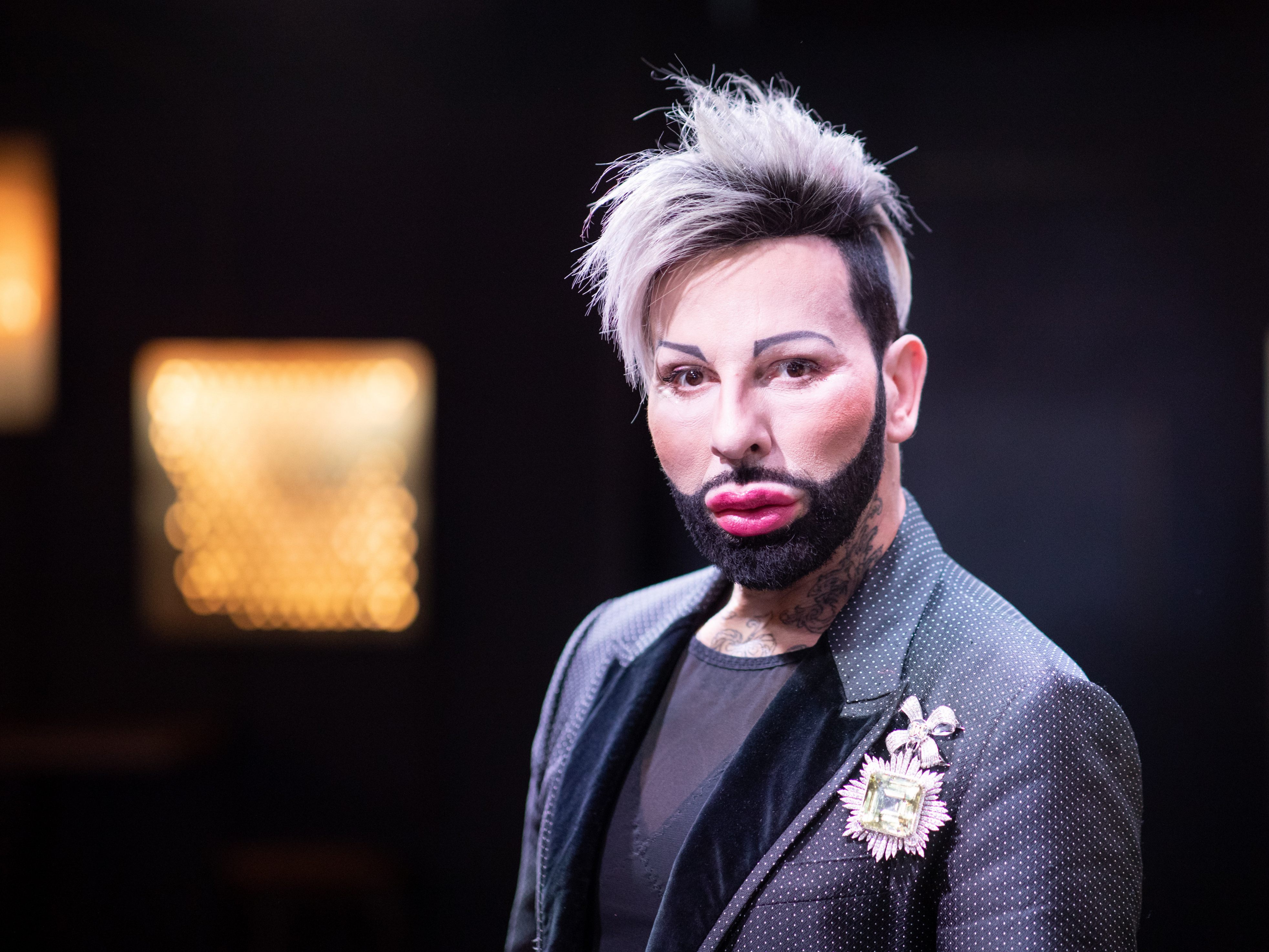 Harald Glööckler präsentiert sich sichtlich erschlankt und in neuem Look auf TikTok. Harald Glööckler präsentiert sich sichtlich erschlankt und in neuem Look auf TikTok.