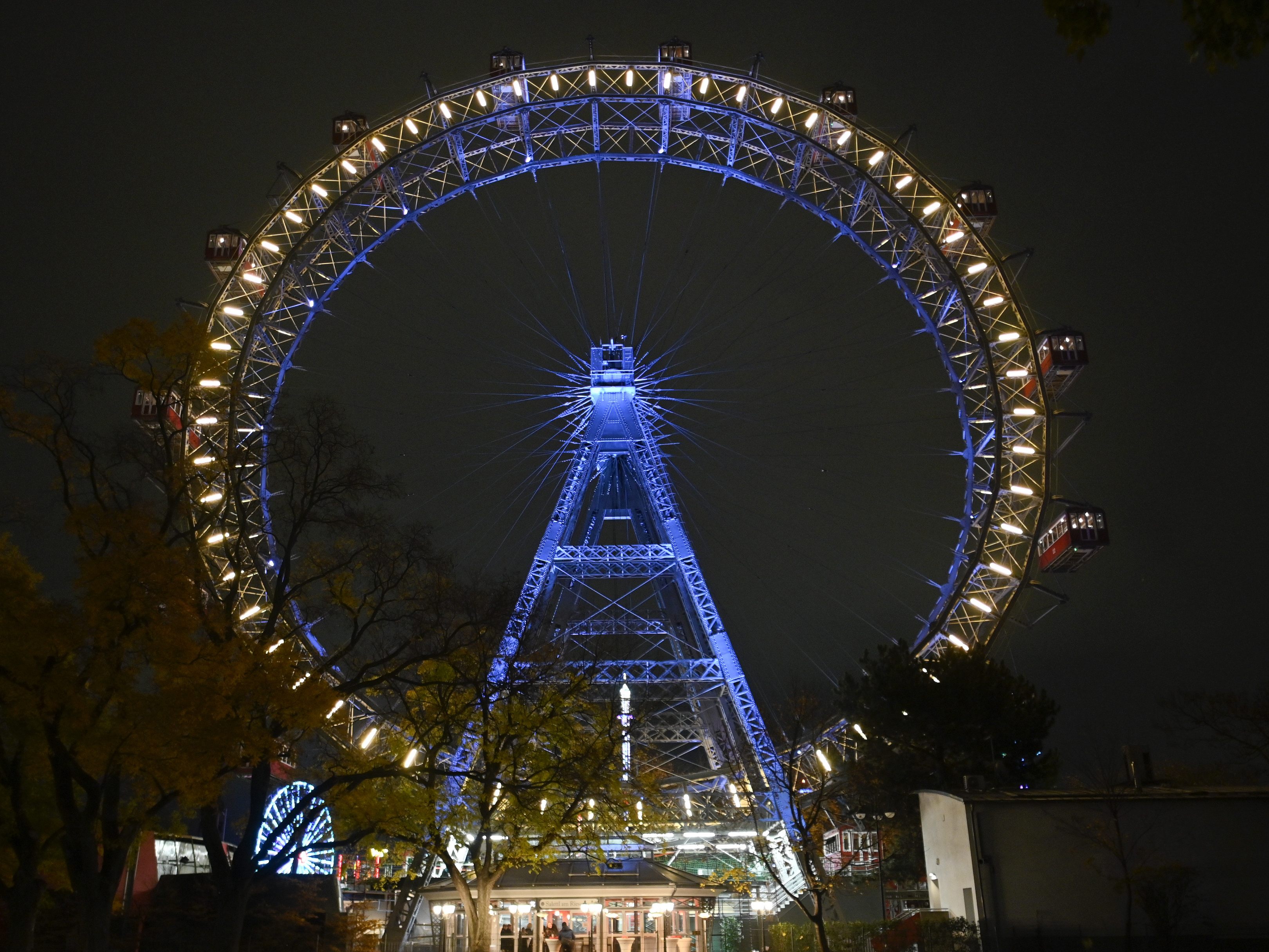 Ein Mann kletterte Samstagnacht auf das Wiener Riesenrad. Ein Mann kletterte Samstagnacht auf das Wiener Riesenrad.