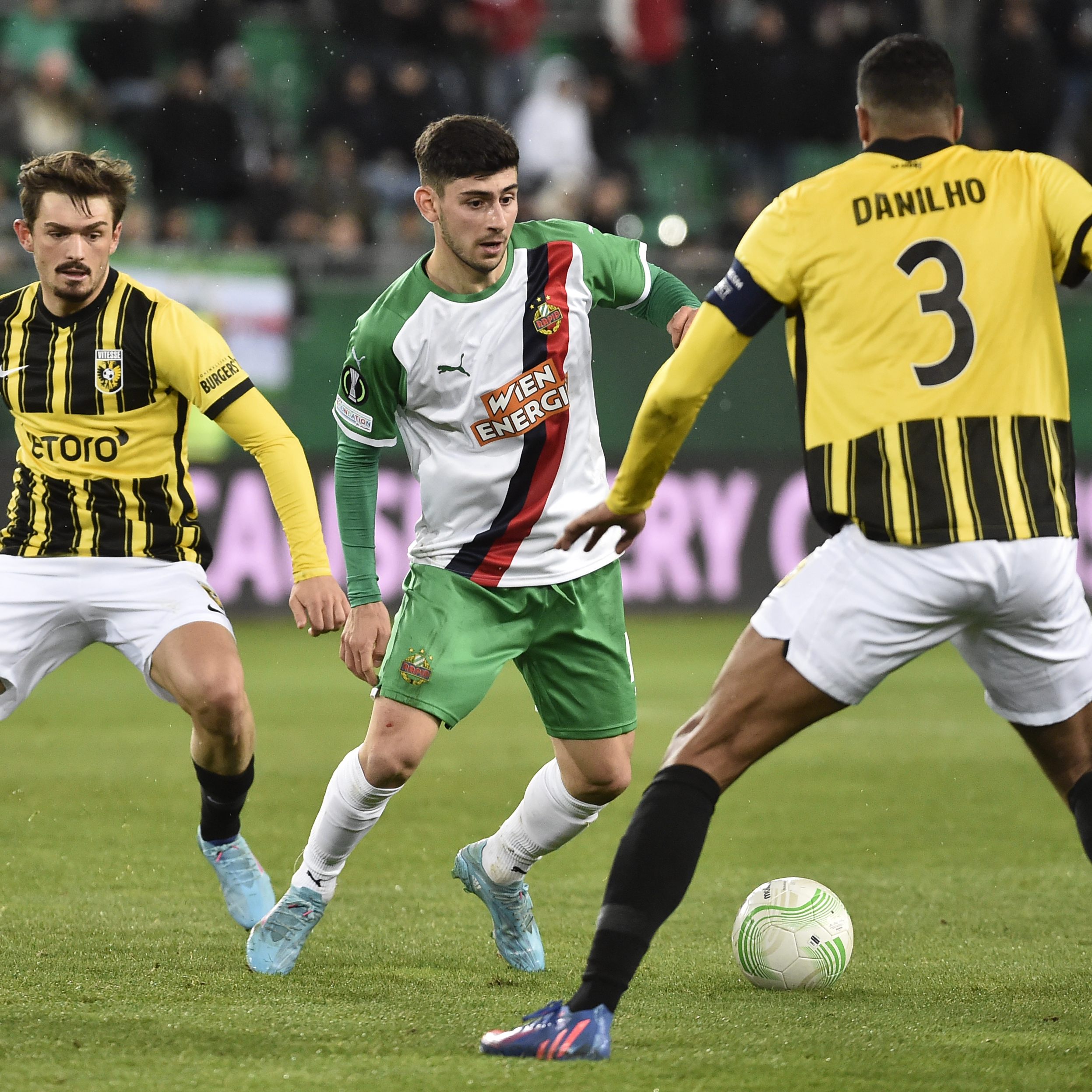 Yusuf Demir stand gegen Vitesse in der Rapid-Startelf.